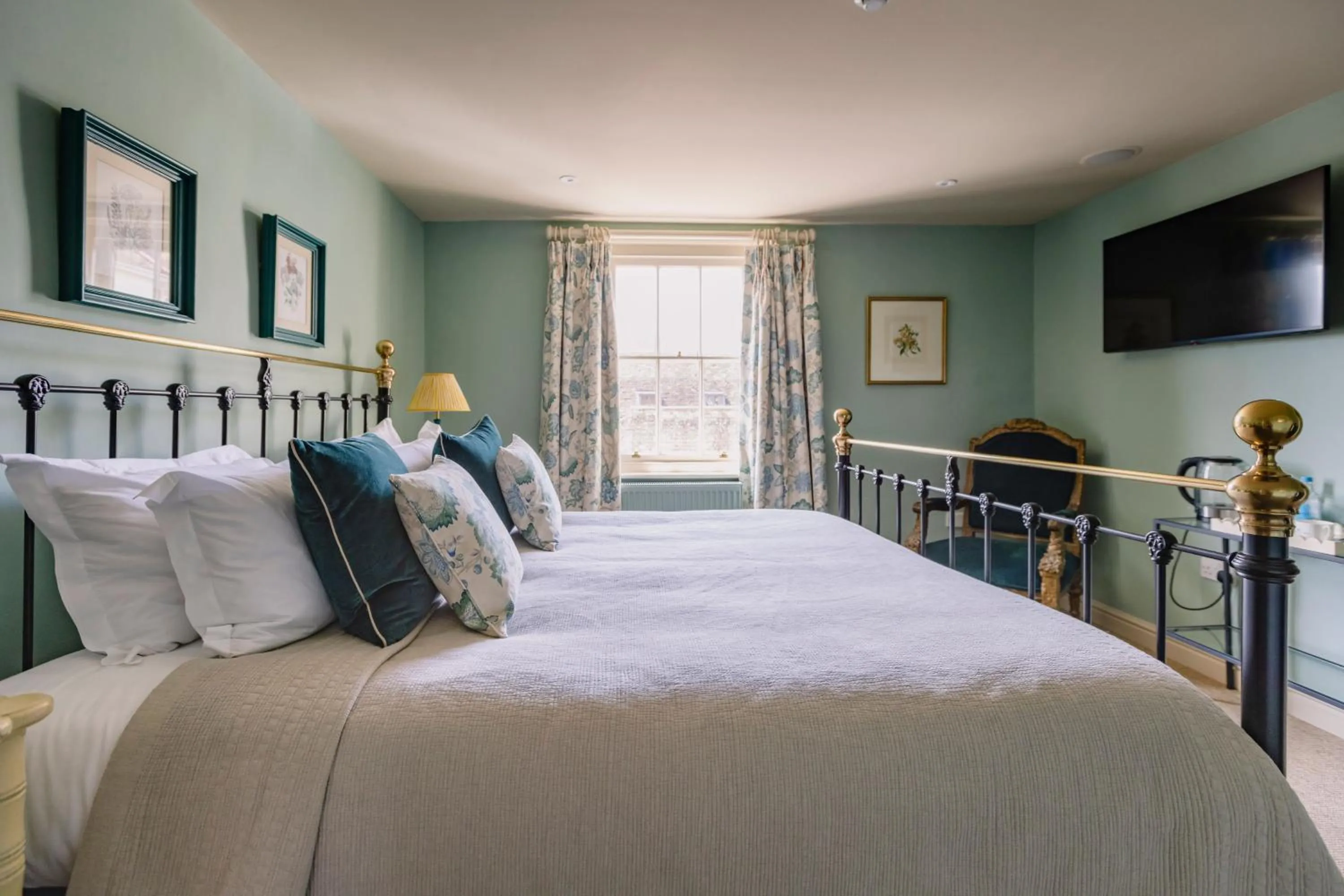 Photo of the whole room, Bed in The Crown, Bildeston