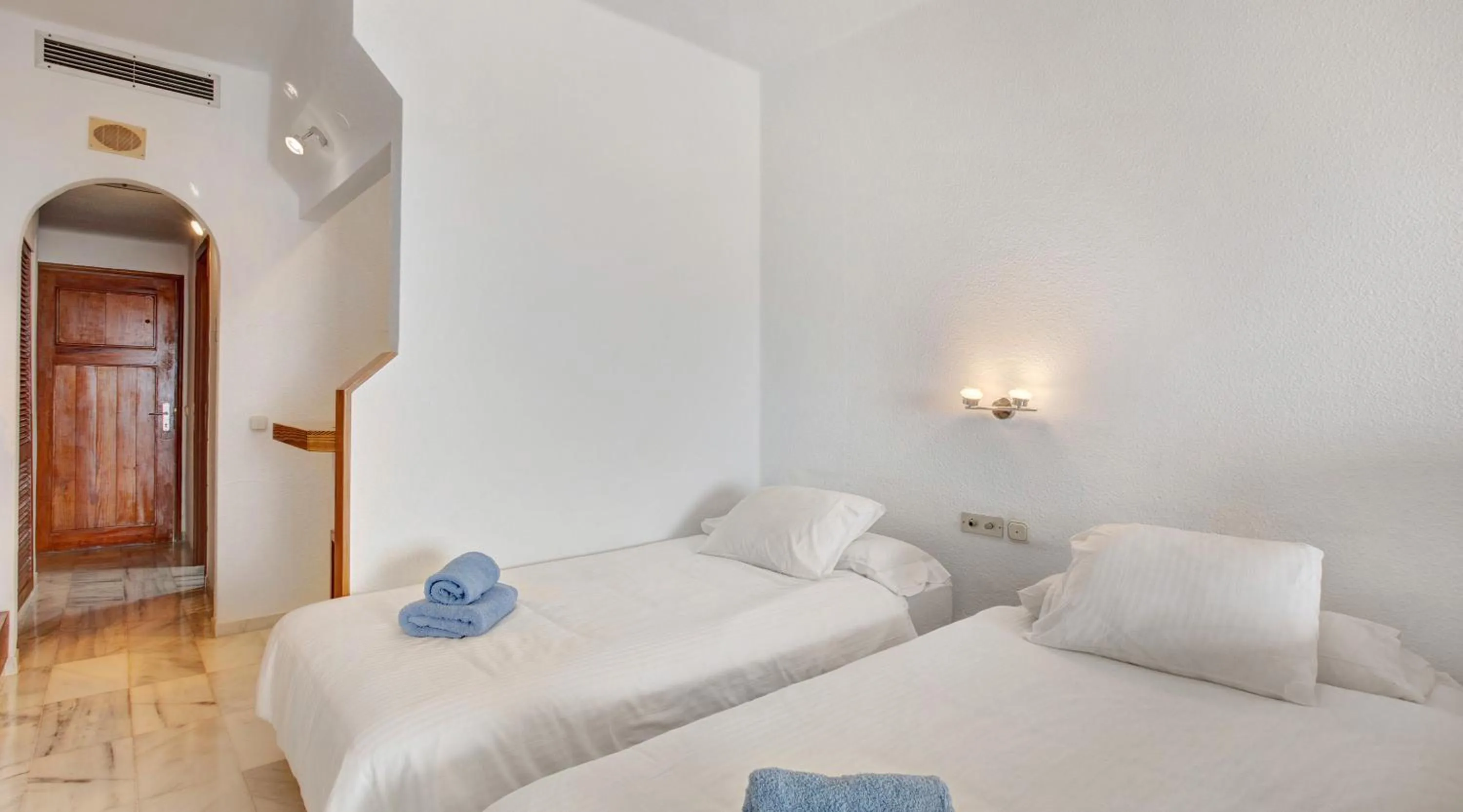 Bedroom, Bed in Club Atlantis 223