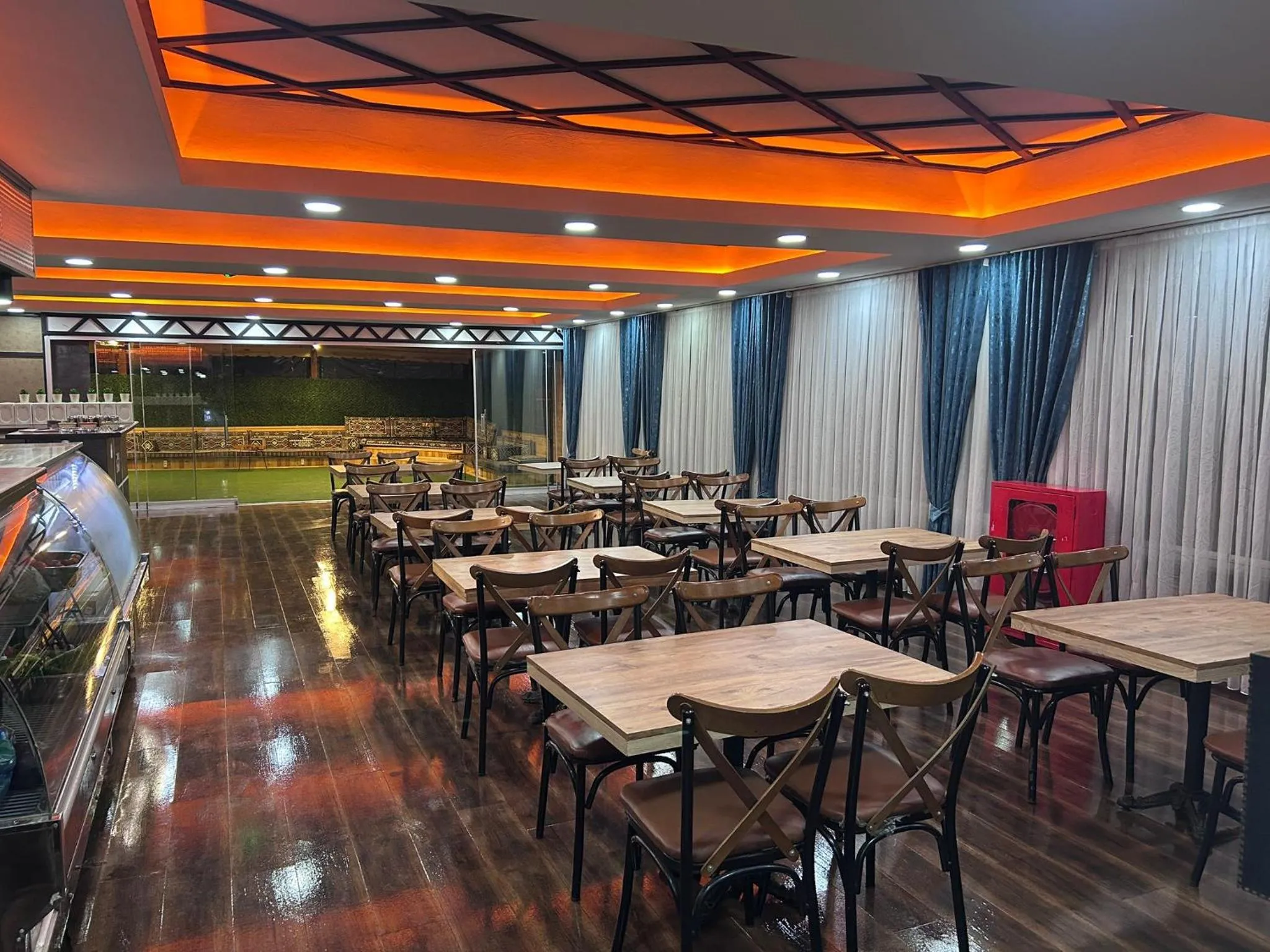 Restaurant/places to eat in biglife hotel