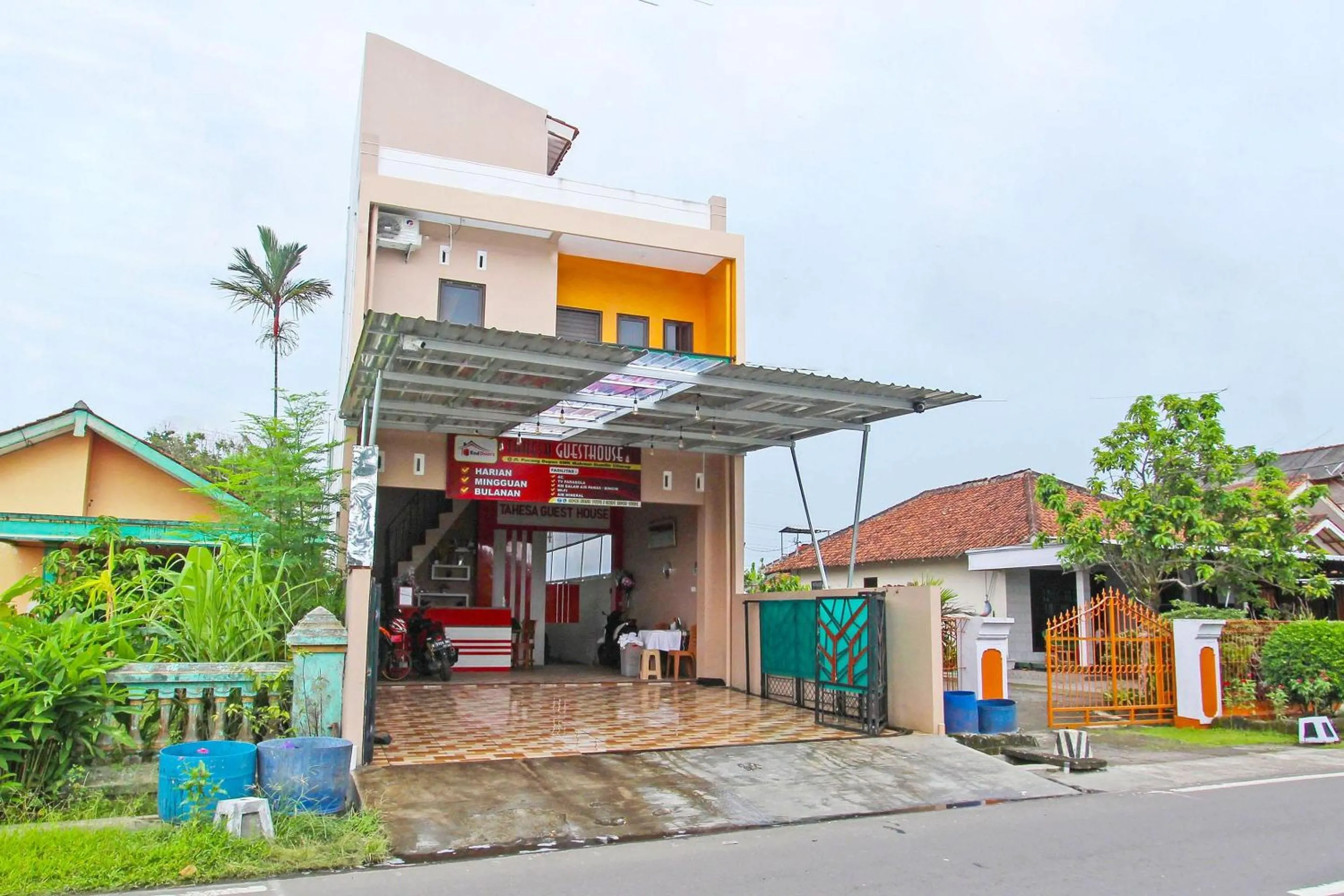 Facade/entrance in OYO 91842 Tahesa Guesthouse Syariah