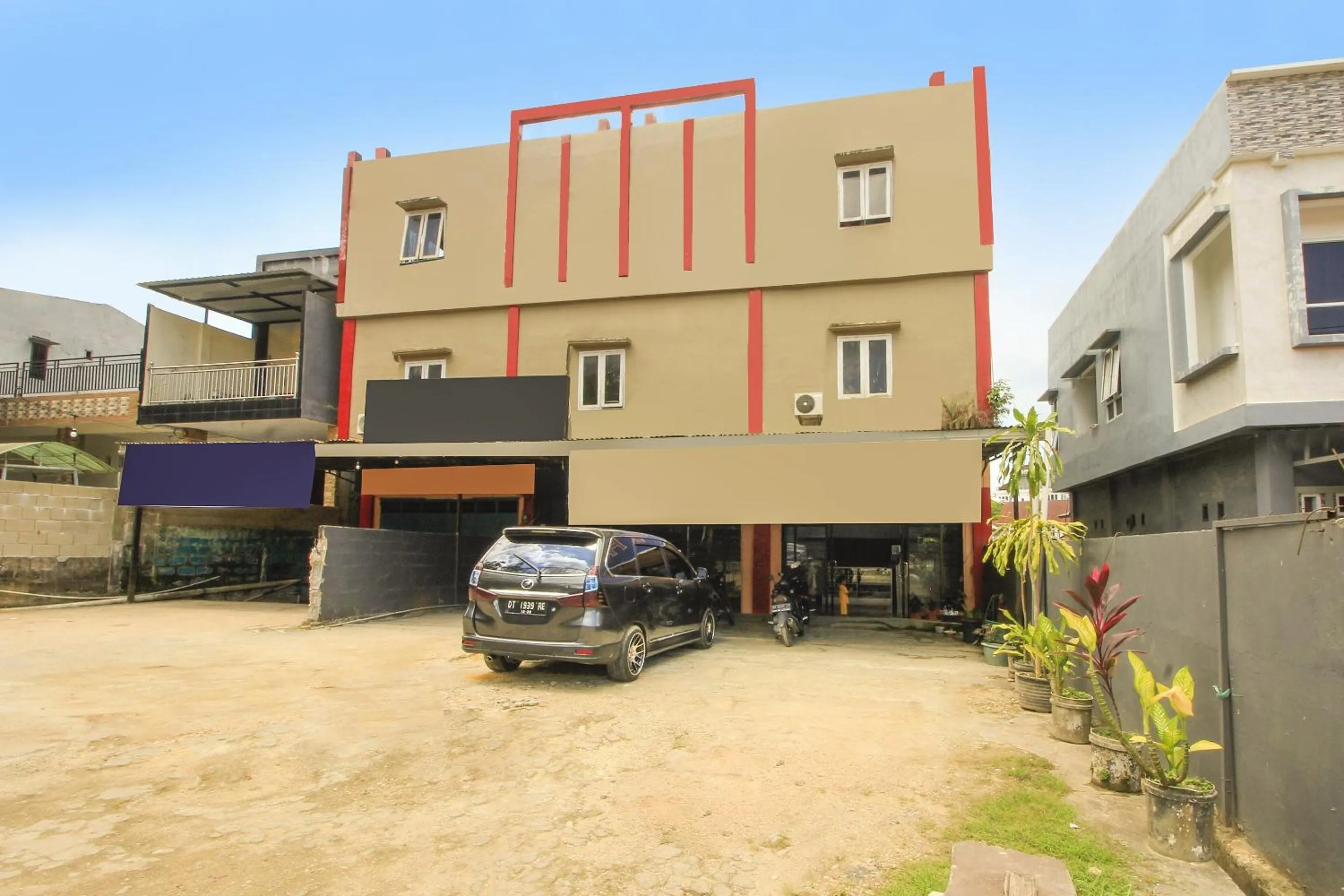 Facade/entrance in OYO 91855 Big Hotel Kendari