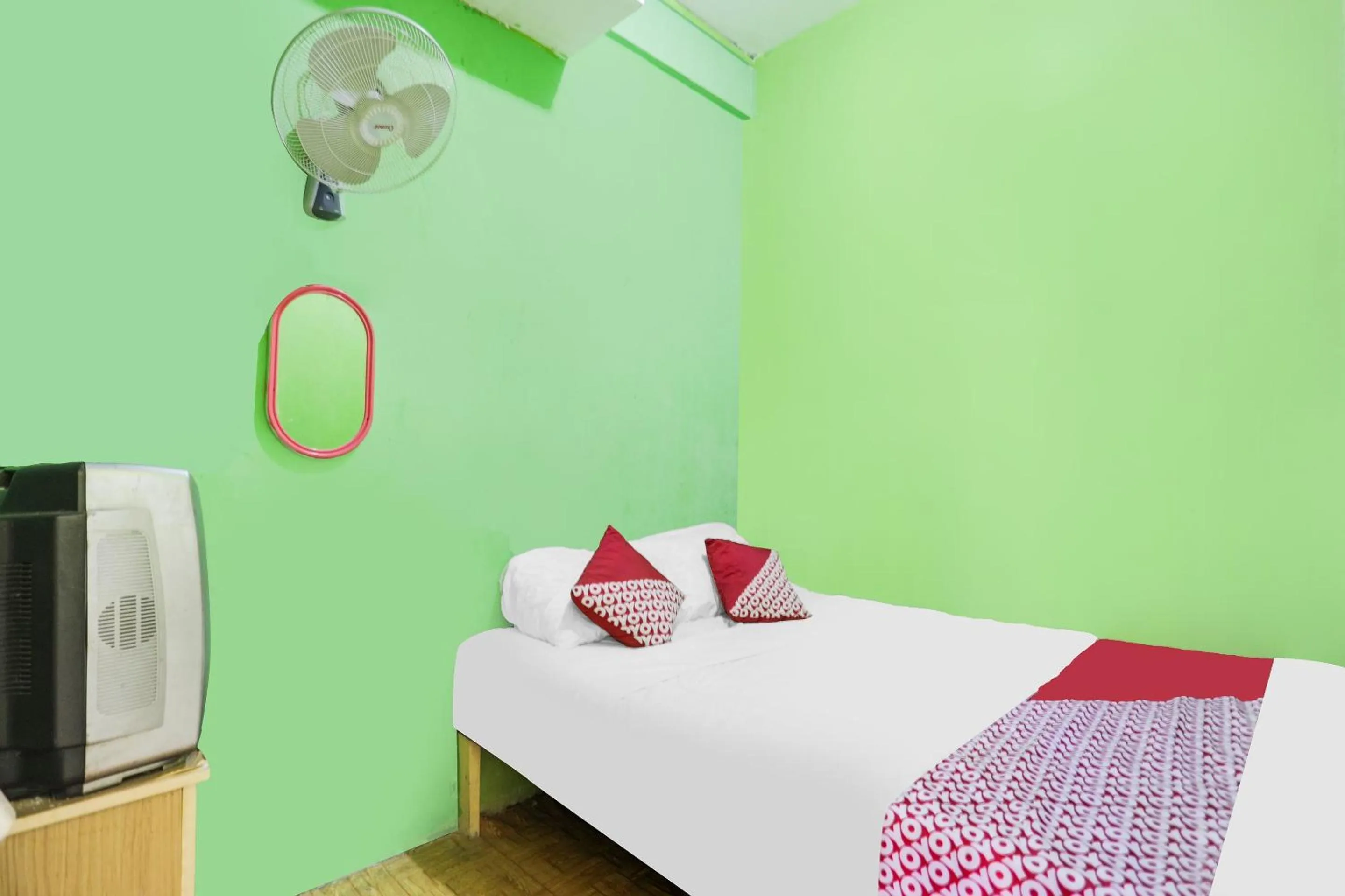 Bedroom, Bed in Hotel O Bilqis Homestay NearThe Hot River, Dog Run