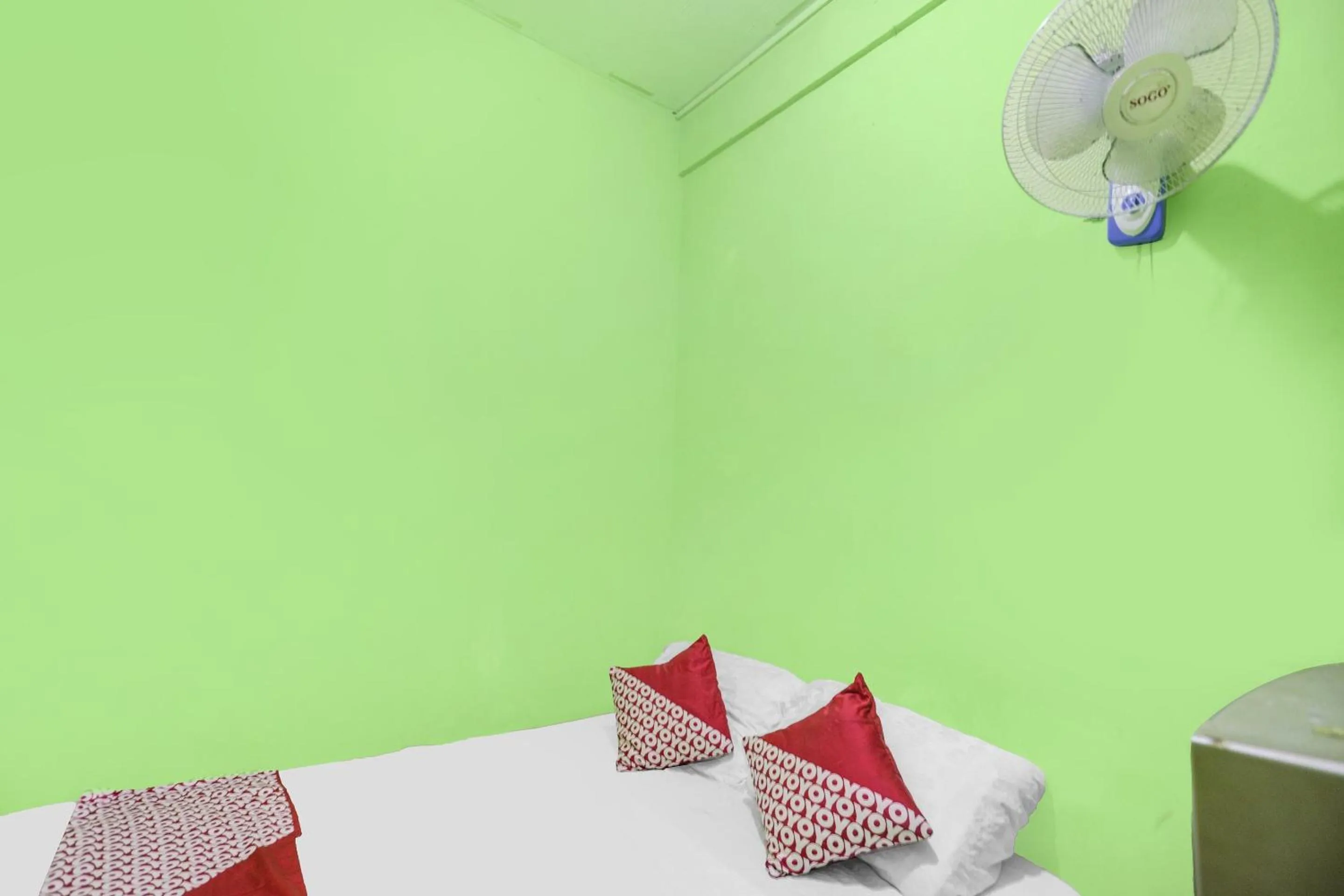 Bedroom, Bed in Hotel O Bilqis Homestay NearThe Hot River, Dog Run