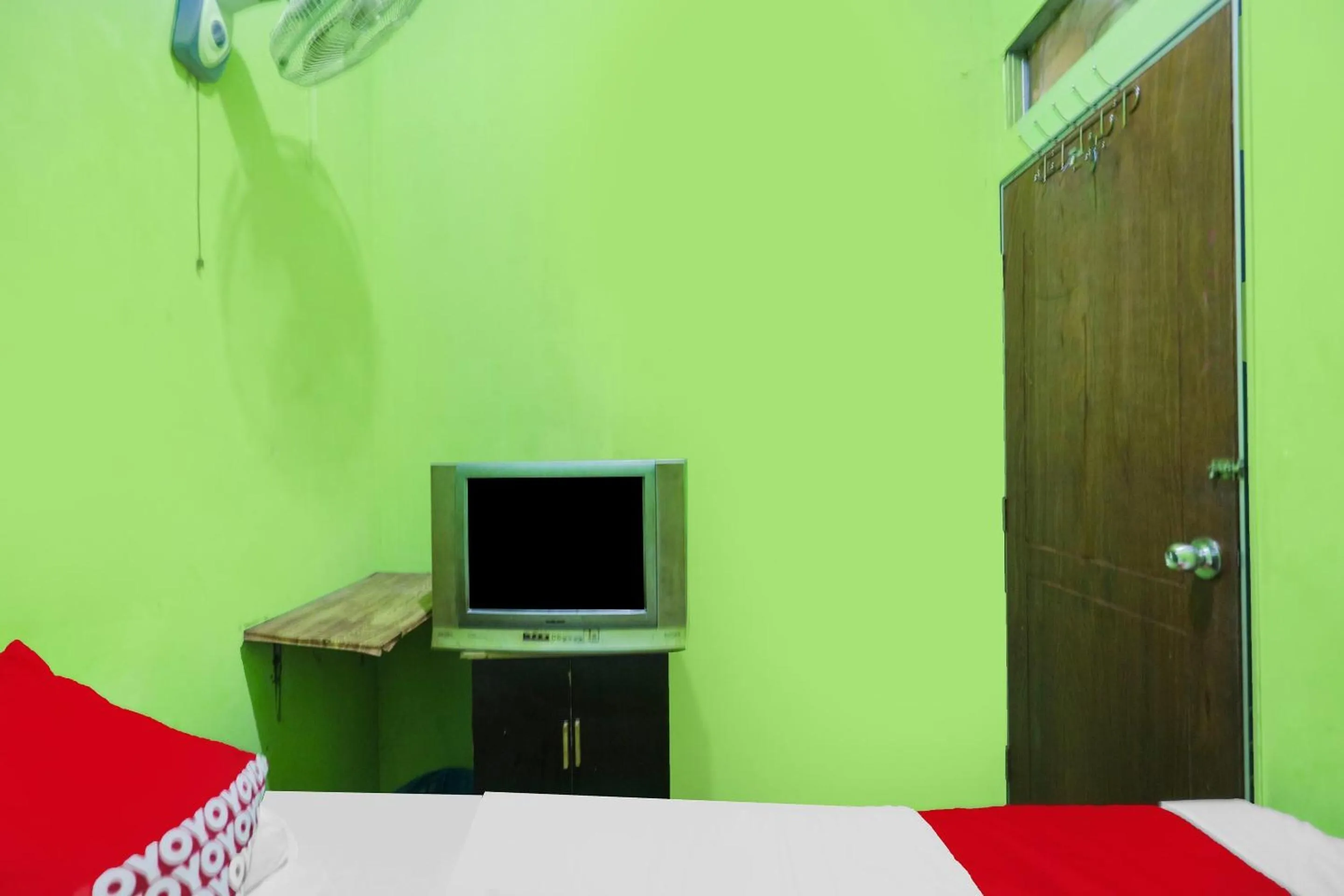 Bedroom, Bed in Hotel O Bilqis Homestay NearThe Hot River, Dog Run