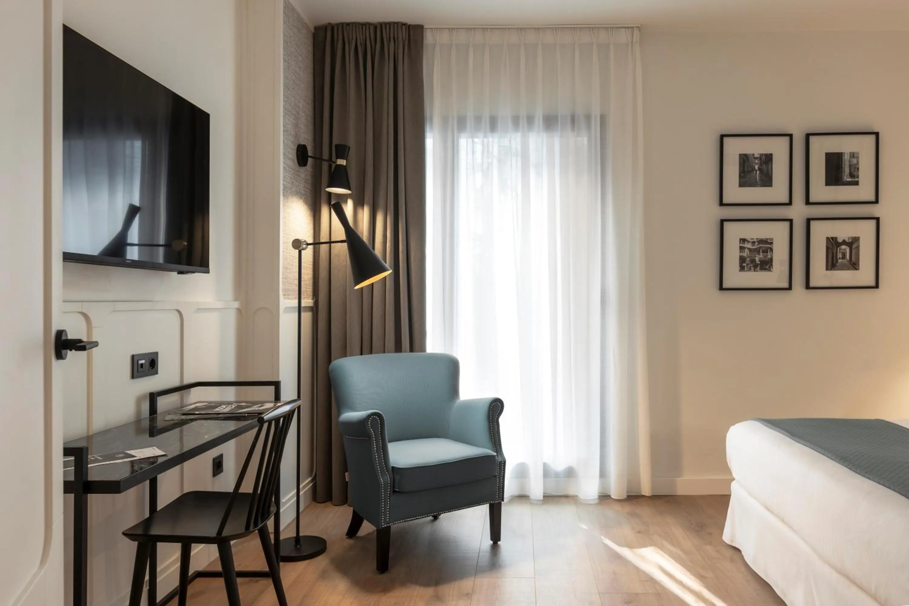 Seating area, Bed in Hotel Barcelona Catedral 4 Sup