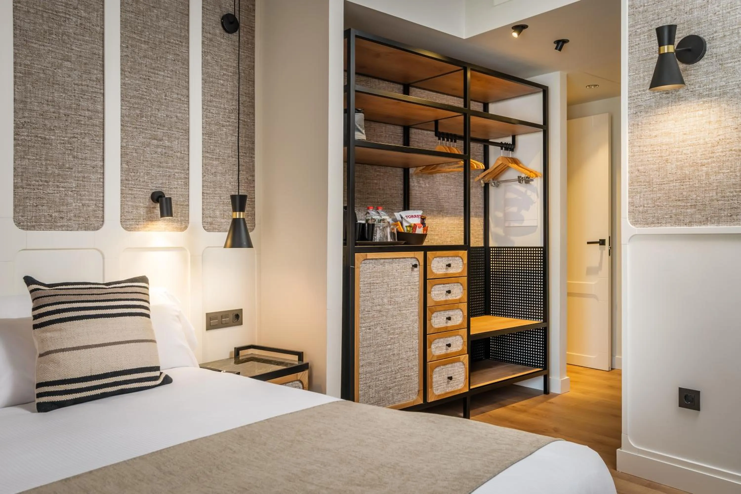 Decorative detail, Bed in Hotel Barcelona Catedral 4 Sup