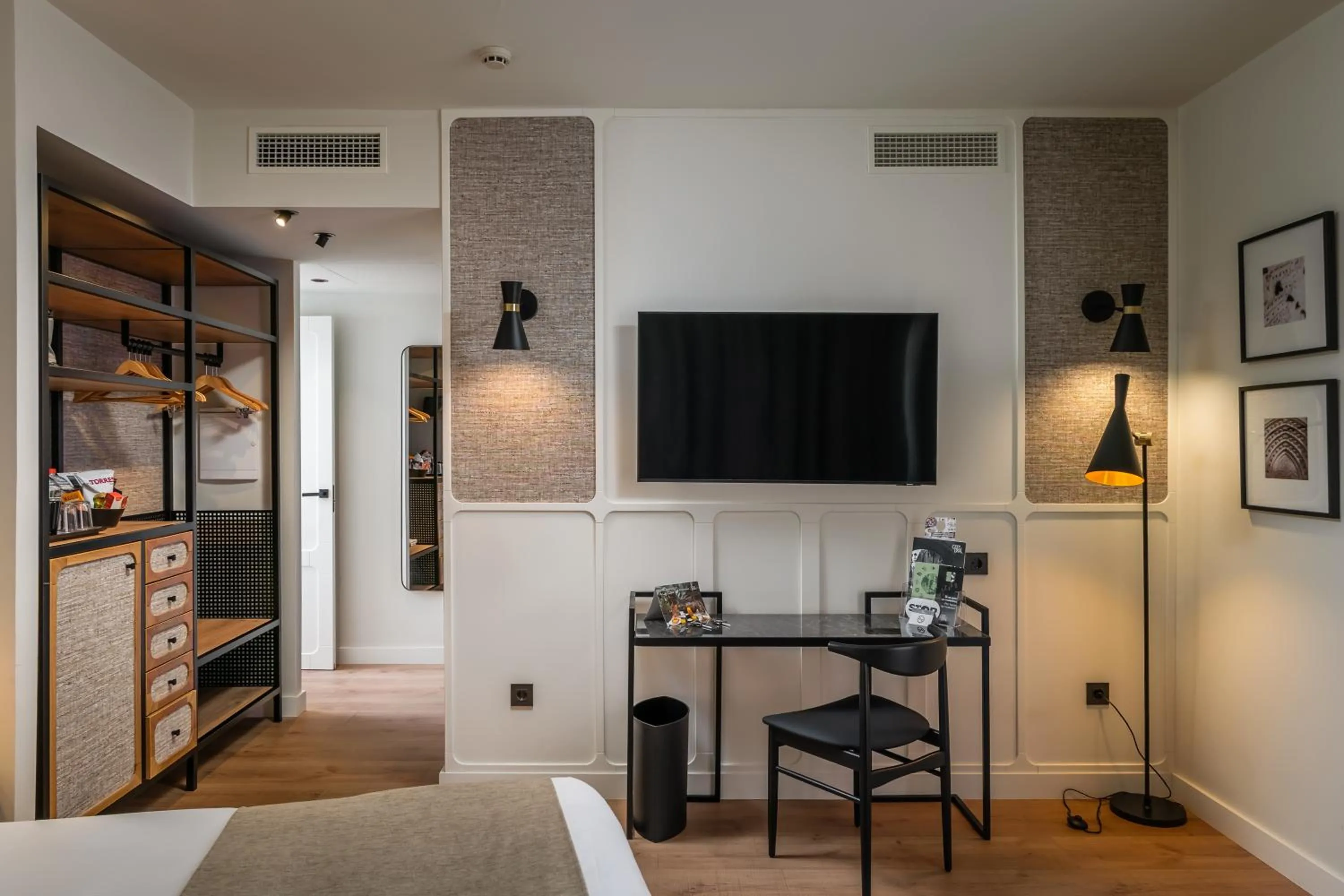 Decorative detail, Bed in Hotel Barcelona Catedral 4 Sup