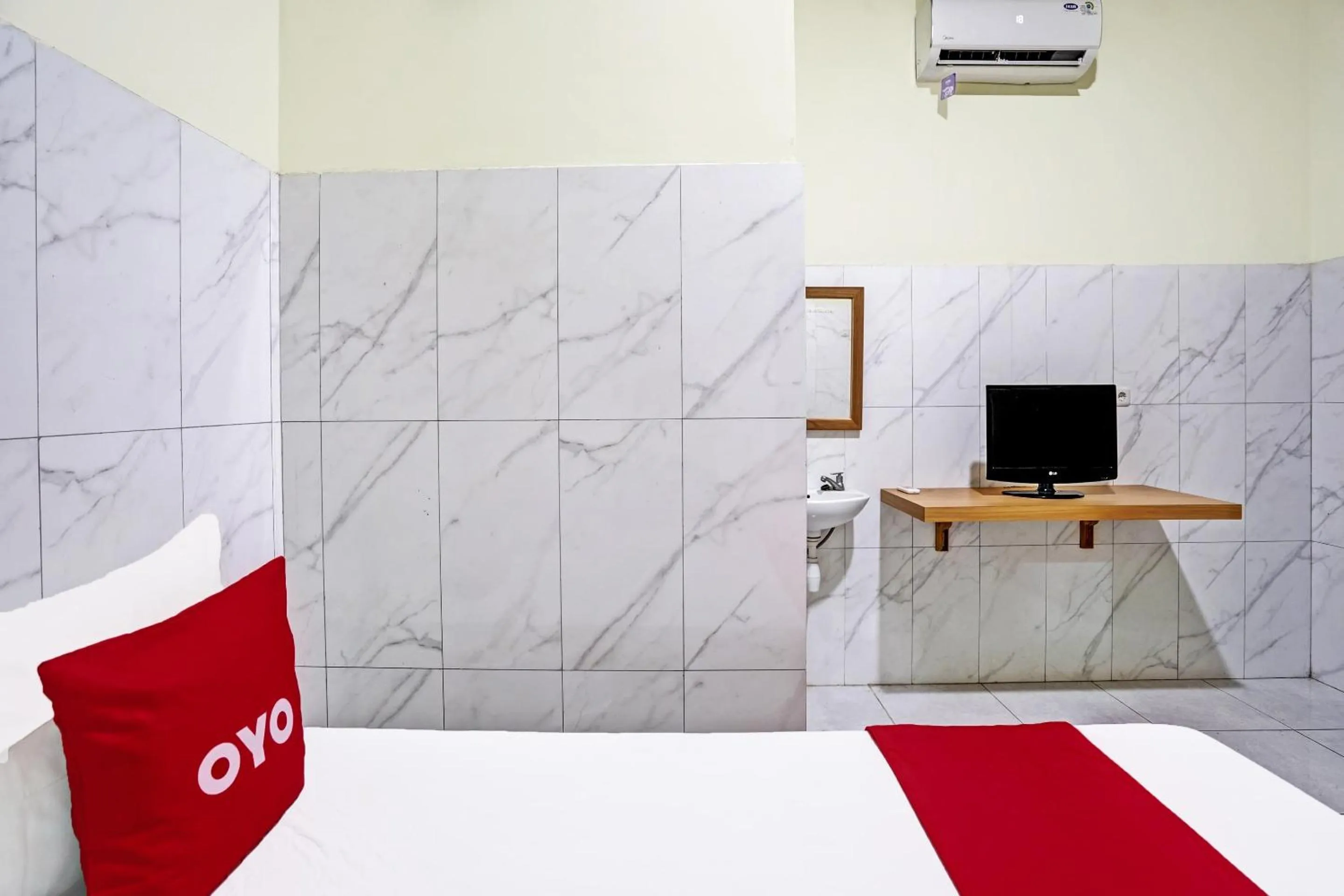 Bedroom, Bed in OYO Life 91884 Kost Kusuma Dewi Syariah