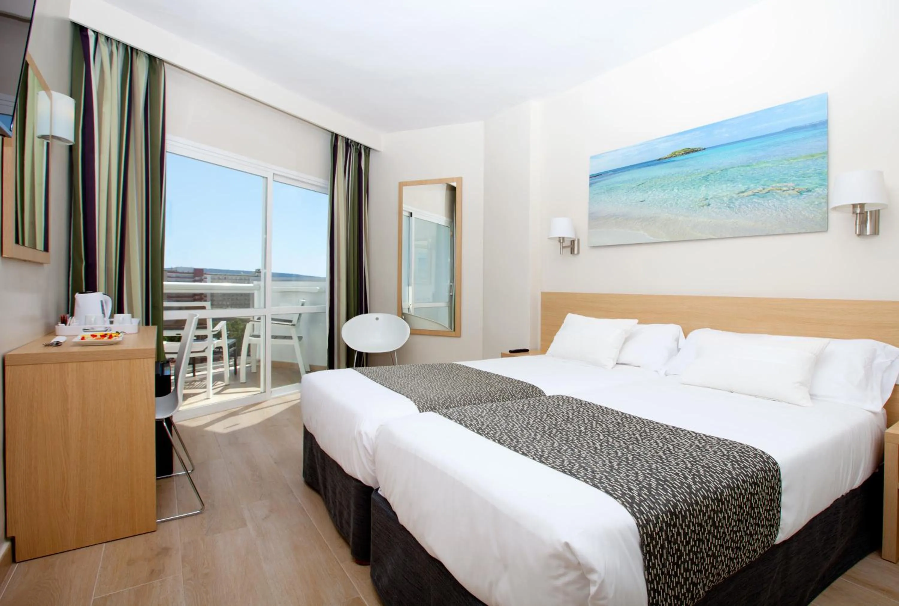 Photo of the whole room, Bed in Hotel Samos