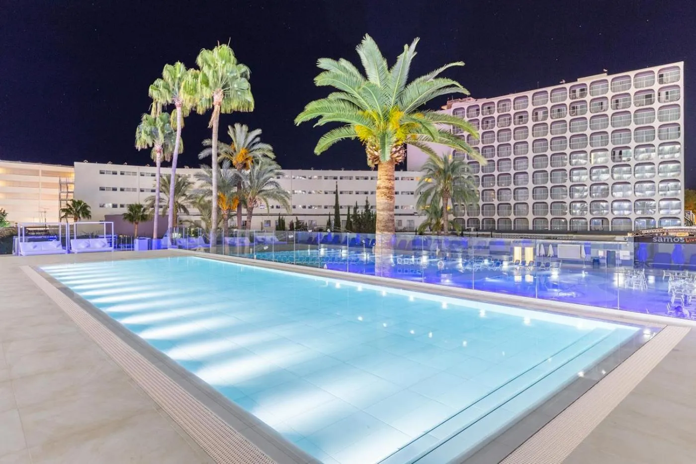 Swimming pool in Hotel Samos