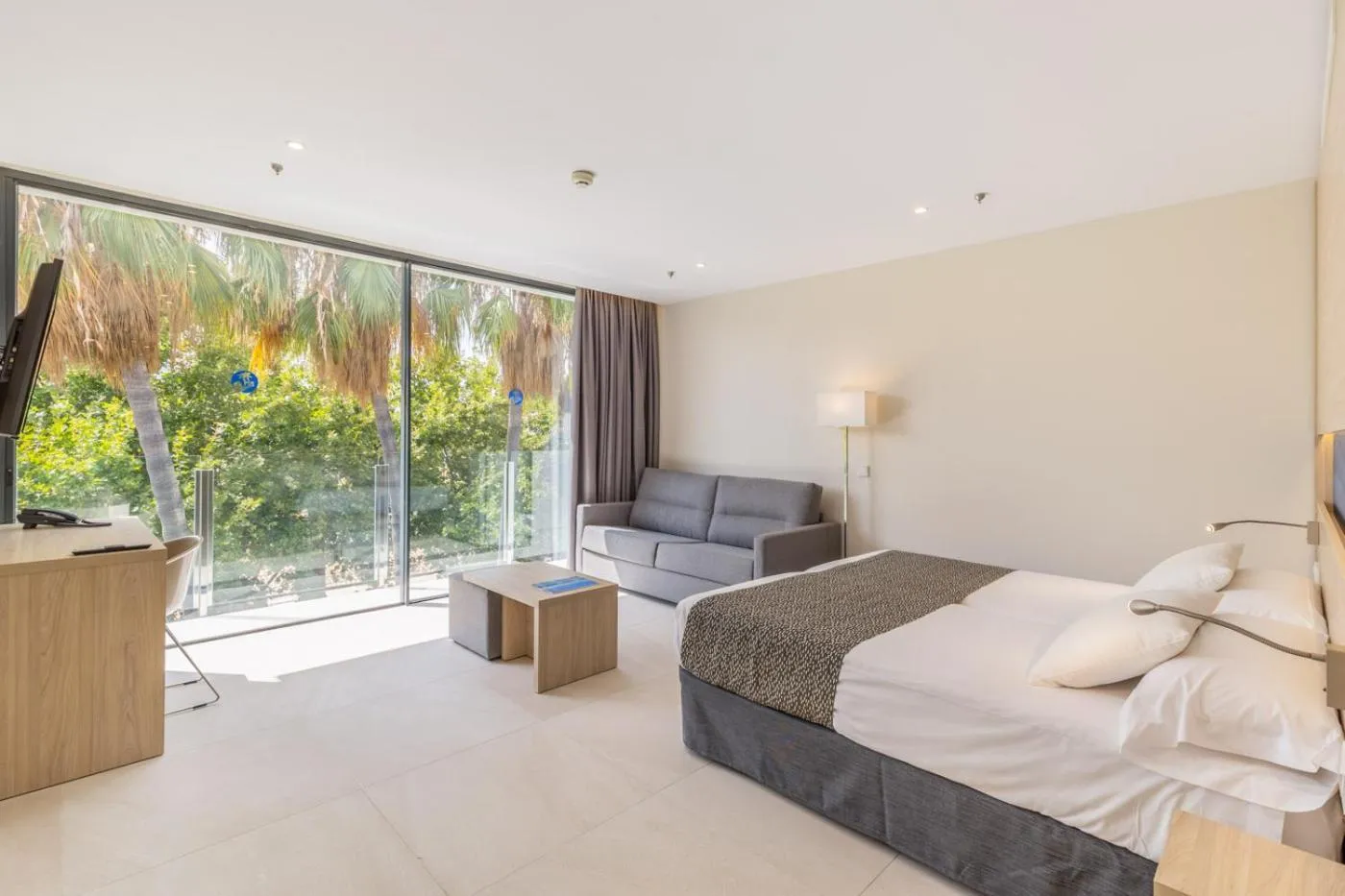 Living room, Bed in Hotel Samos