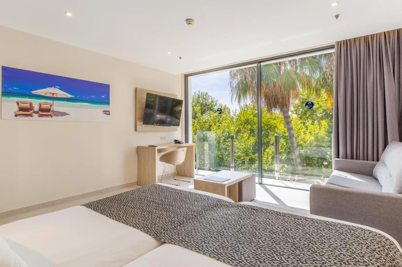 Seating area, Bed in Hotel Samos