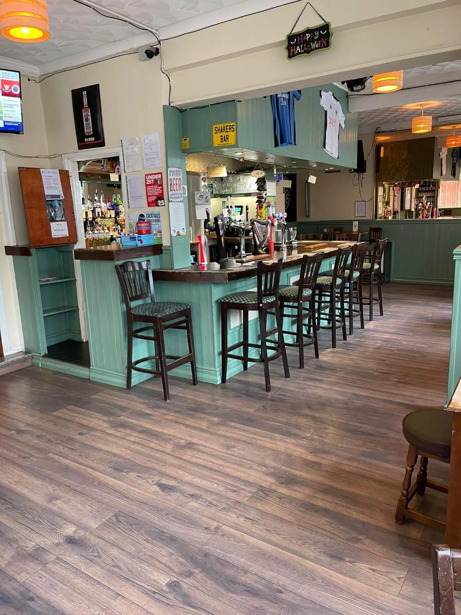 Lounge or bar in Shakers Inn