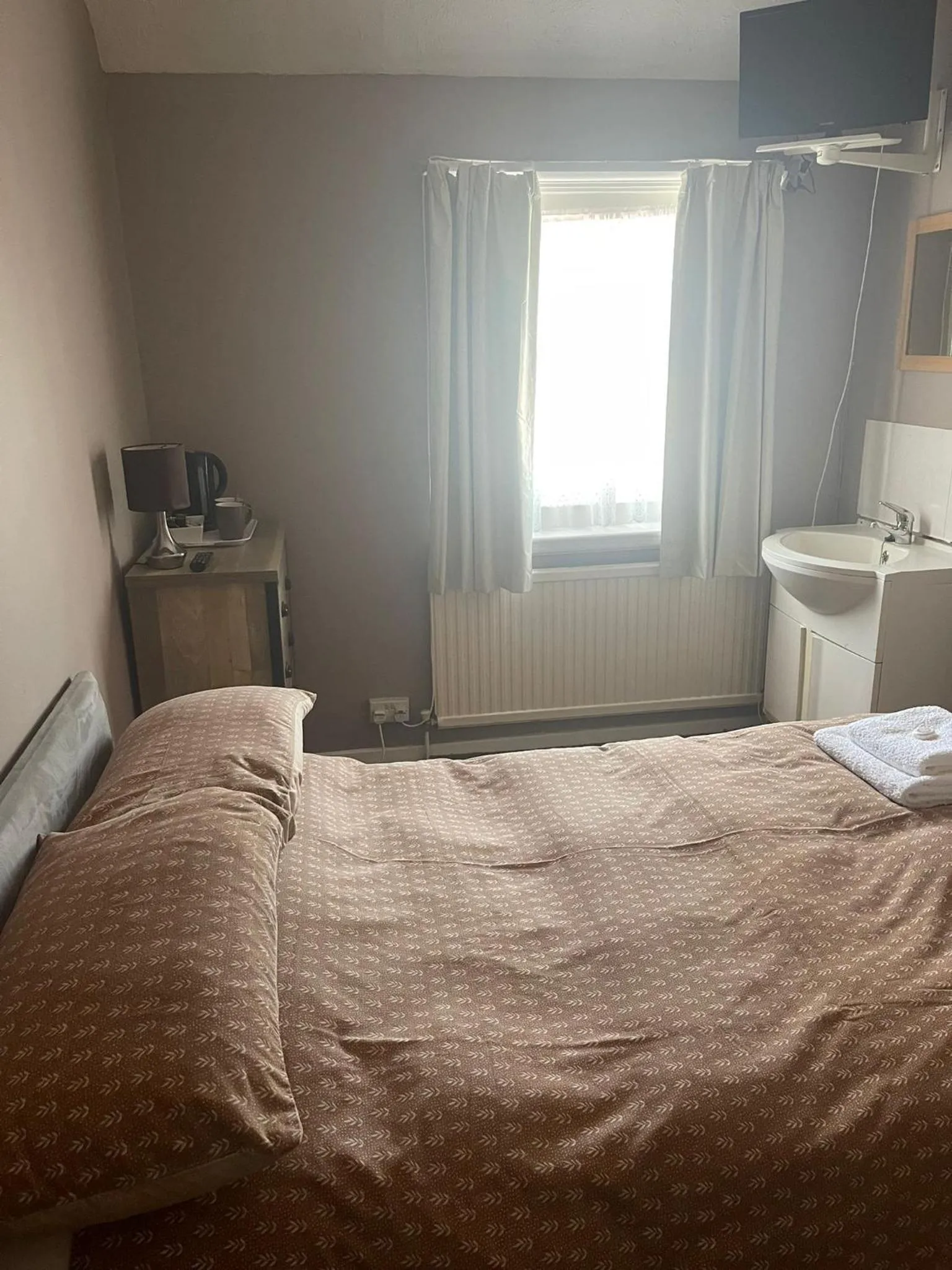 Bedroom, Bed in Shakers Inn