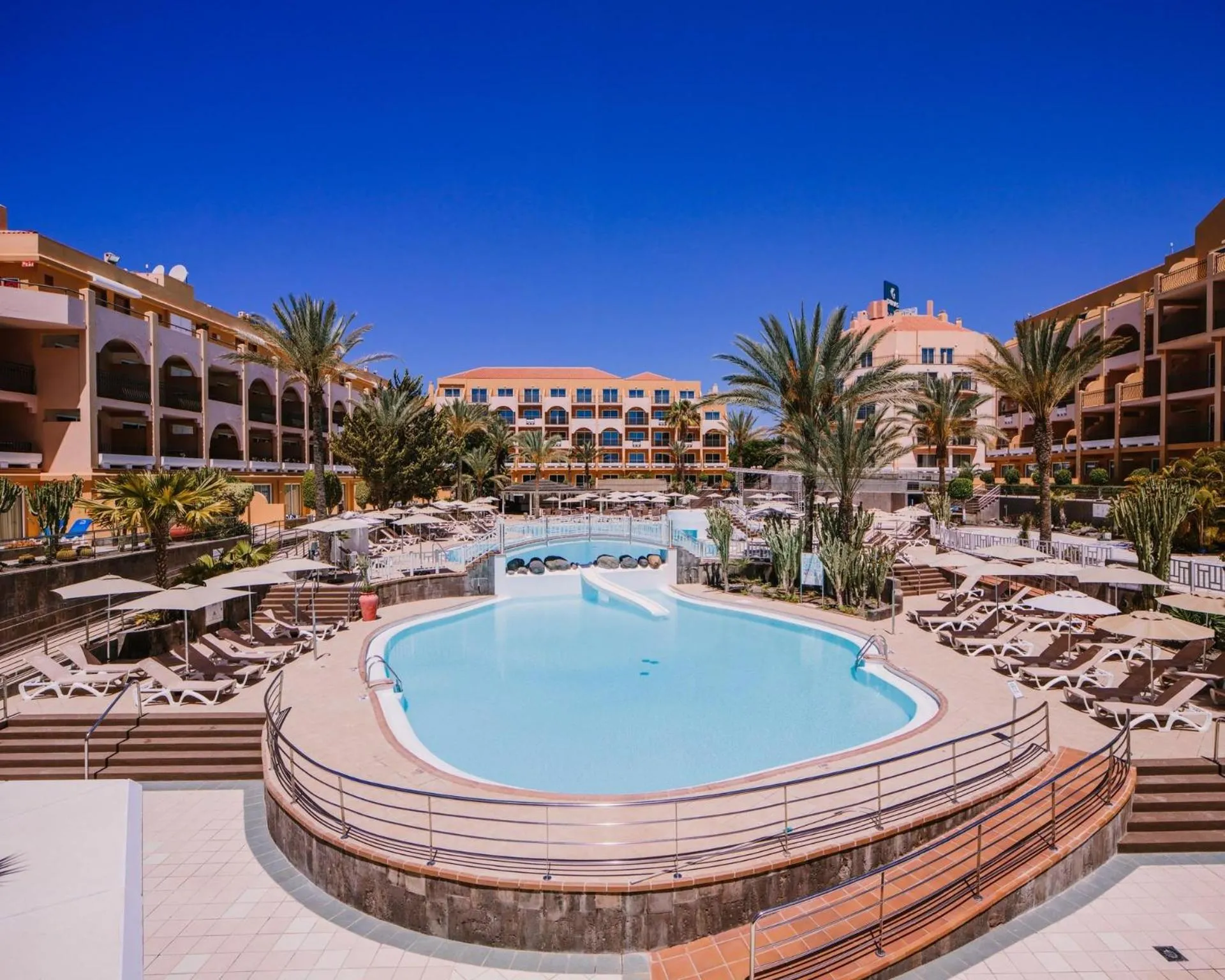 Swimming pool in Mirador Maspalomas by Dunas