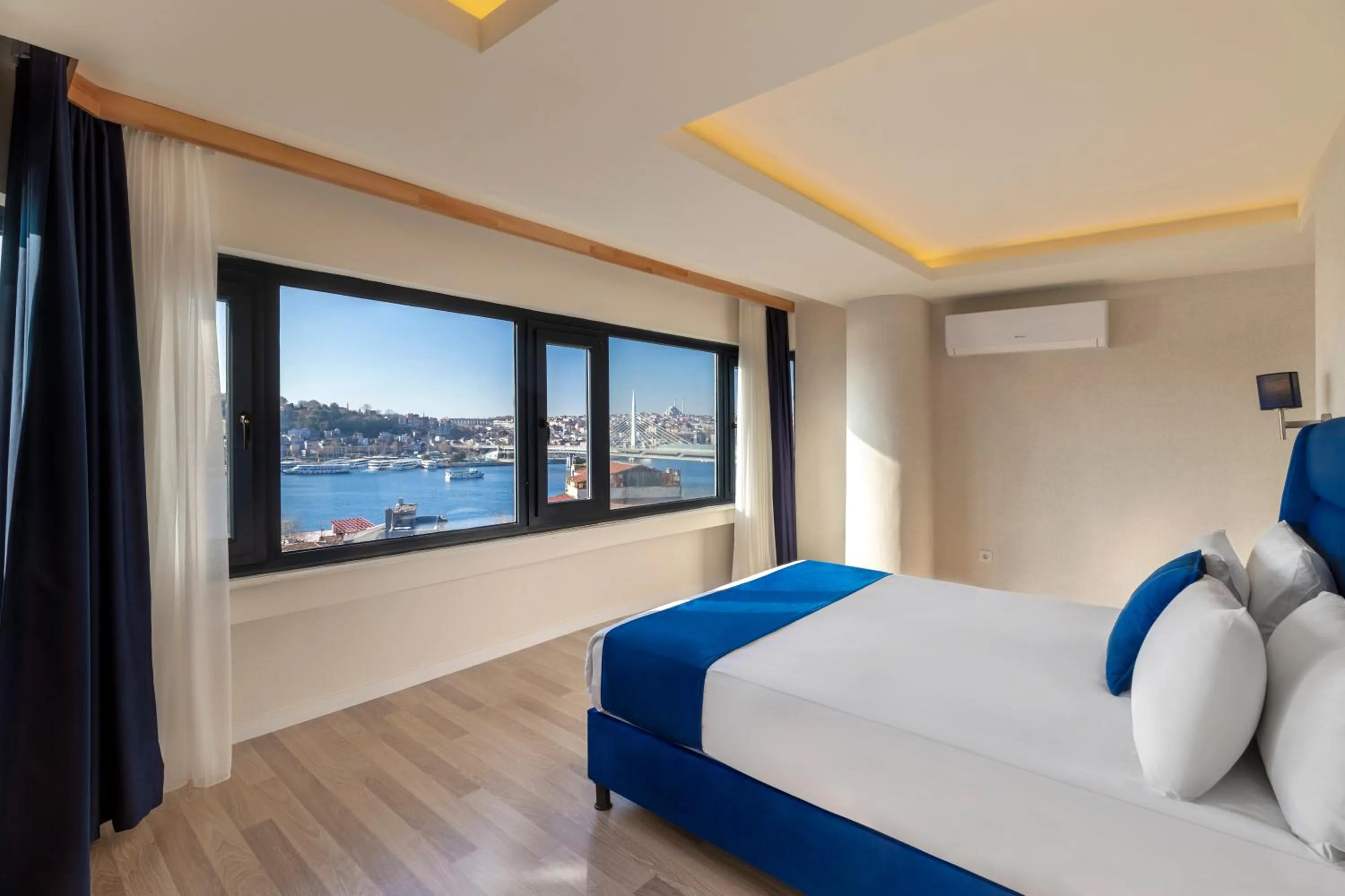 View (from property/room), Bed in Union Hotel Karaköy