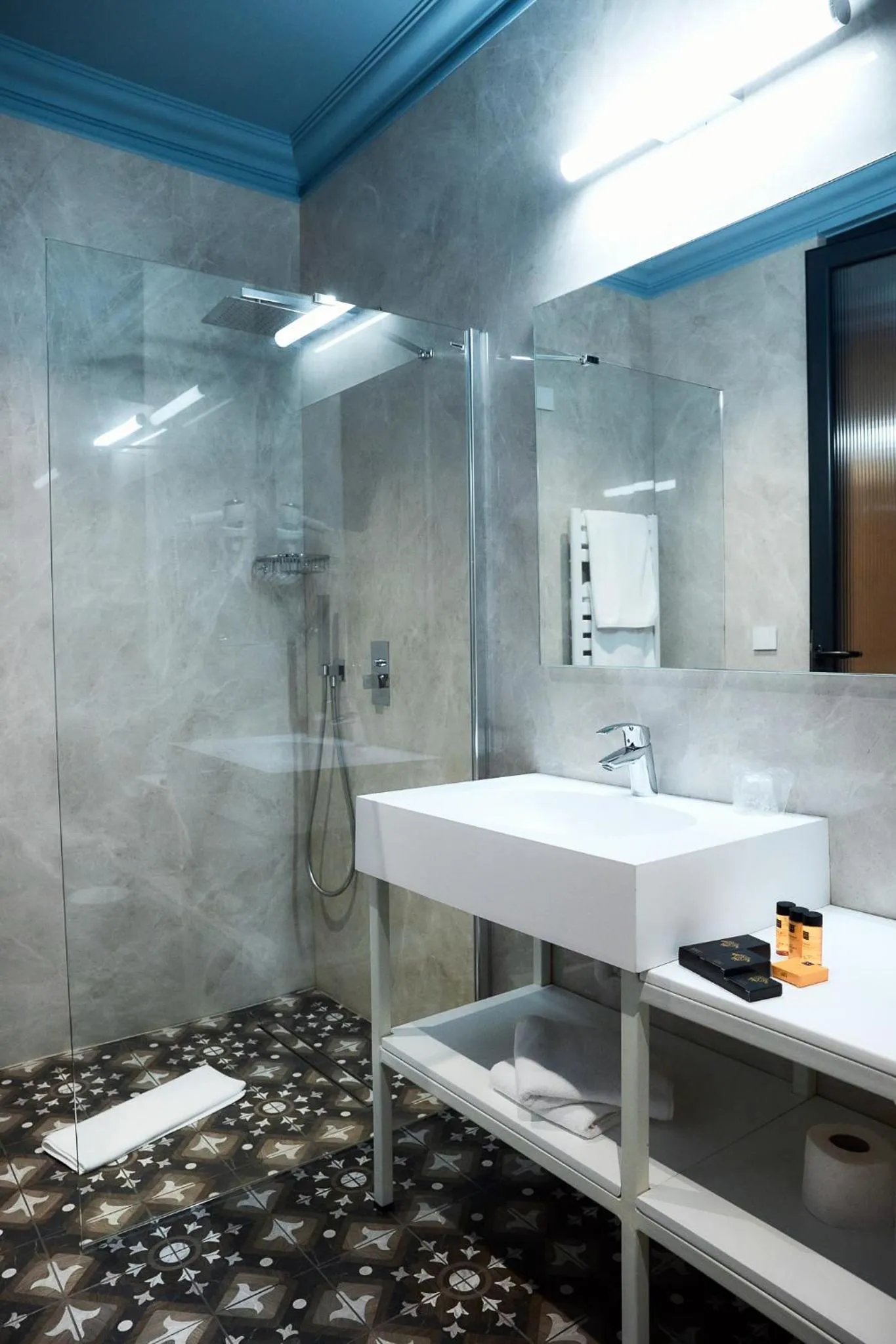 Bathroom in HOTEL VIENA