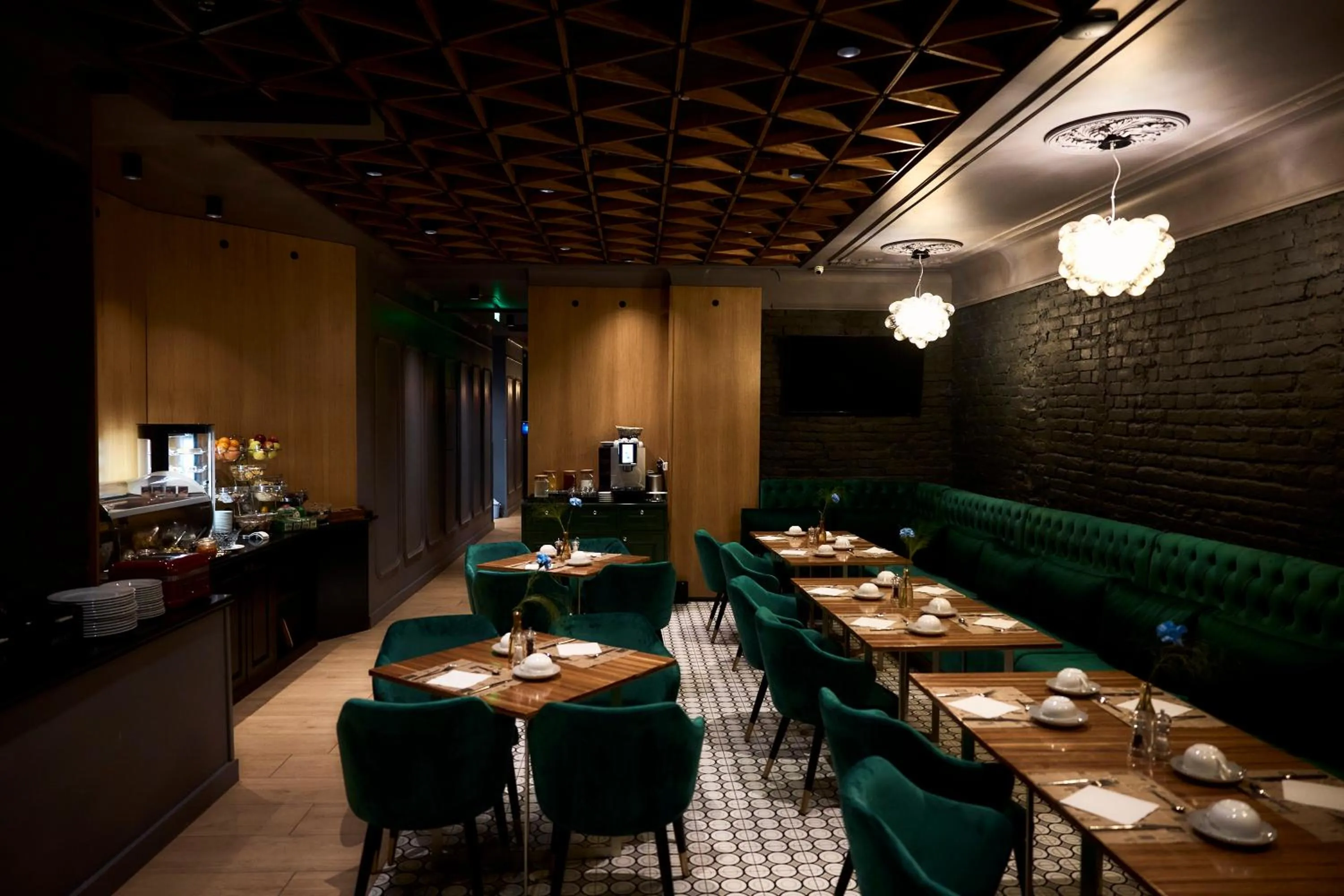 Restaurant/places to eat in HOTEL VIENA