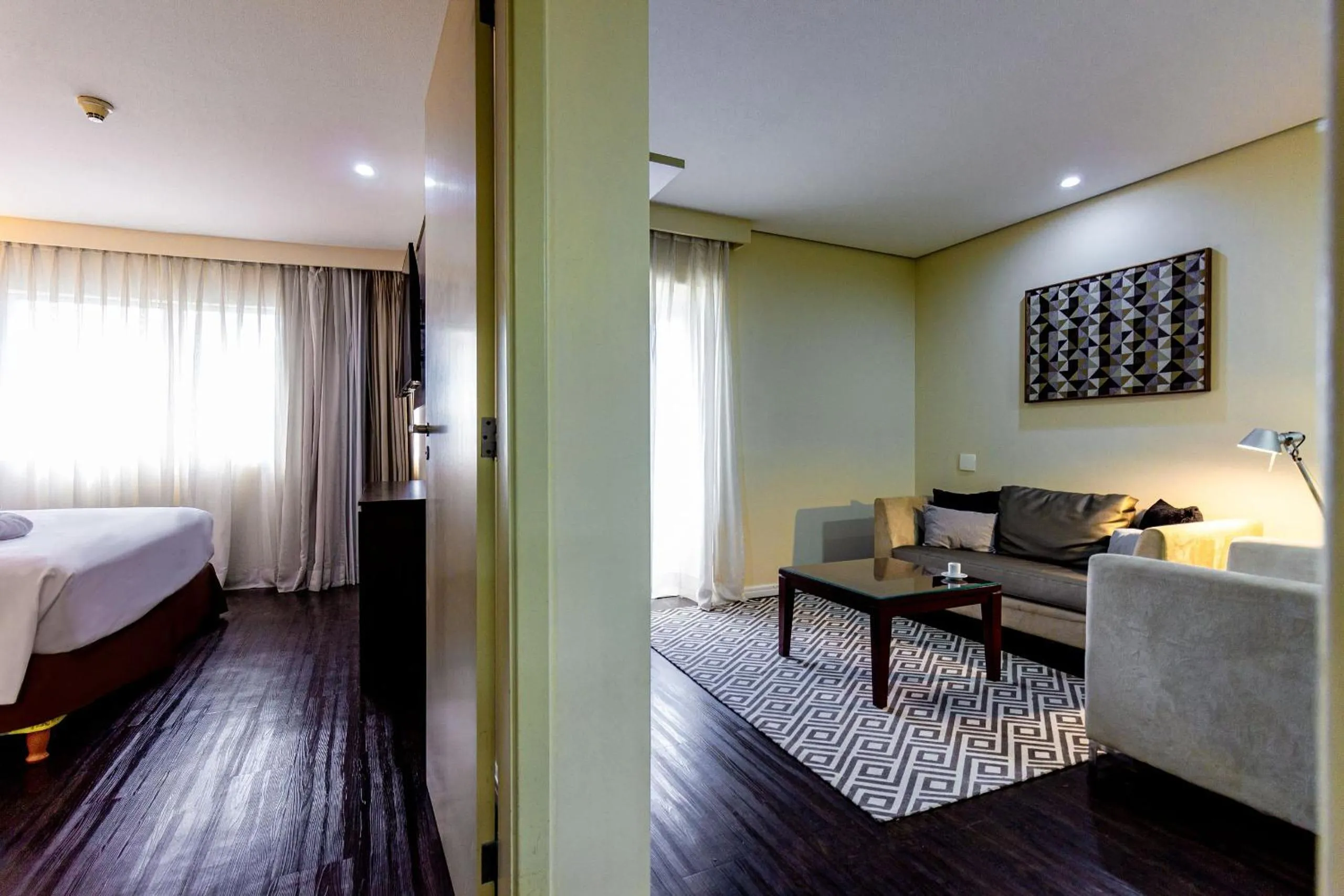 Seating area, Bed in Xtay São Paulo Berrini - Apartamentos completos a 7min do metrô Berrini