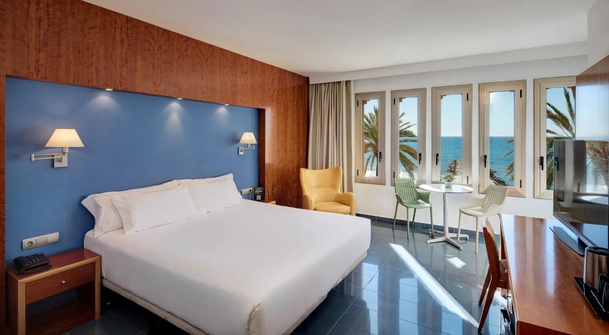 Photo of the whole room, Bed in Sercotel Kalma Sitges