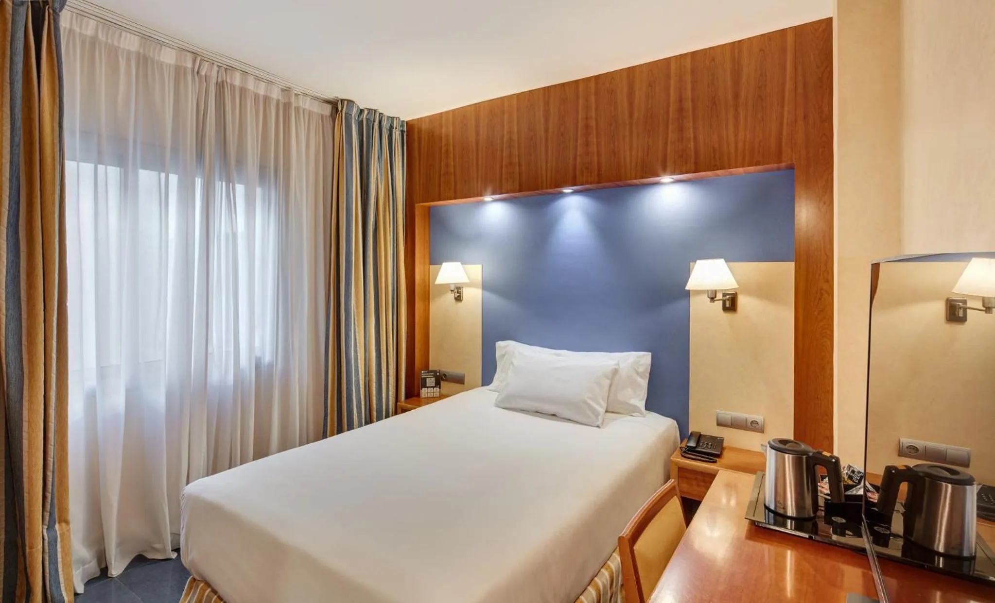 Photo of the whole room, Bed in Sercotel Kalma Sitges