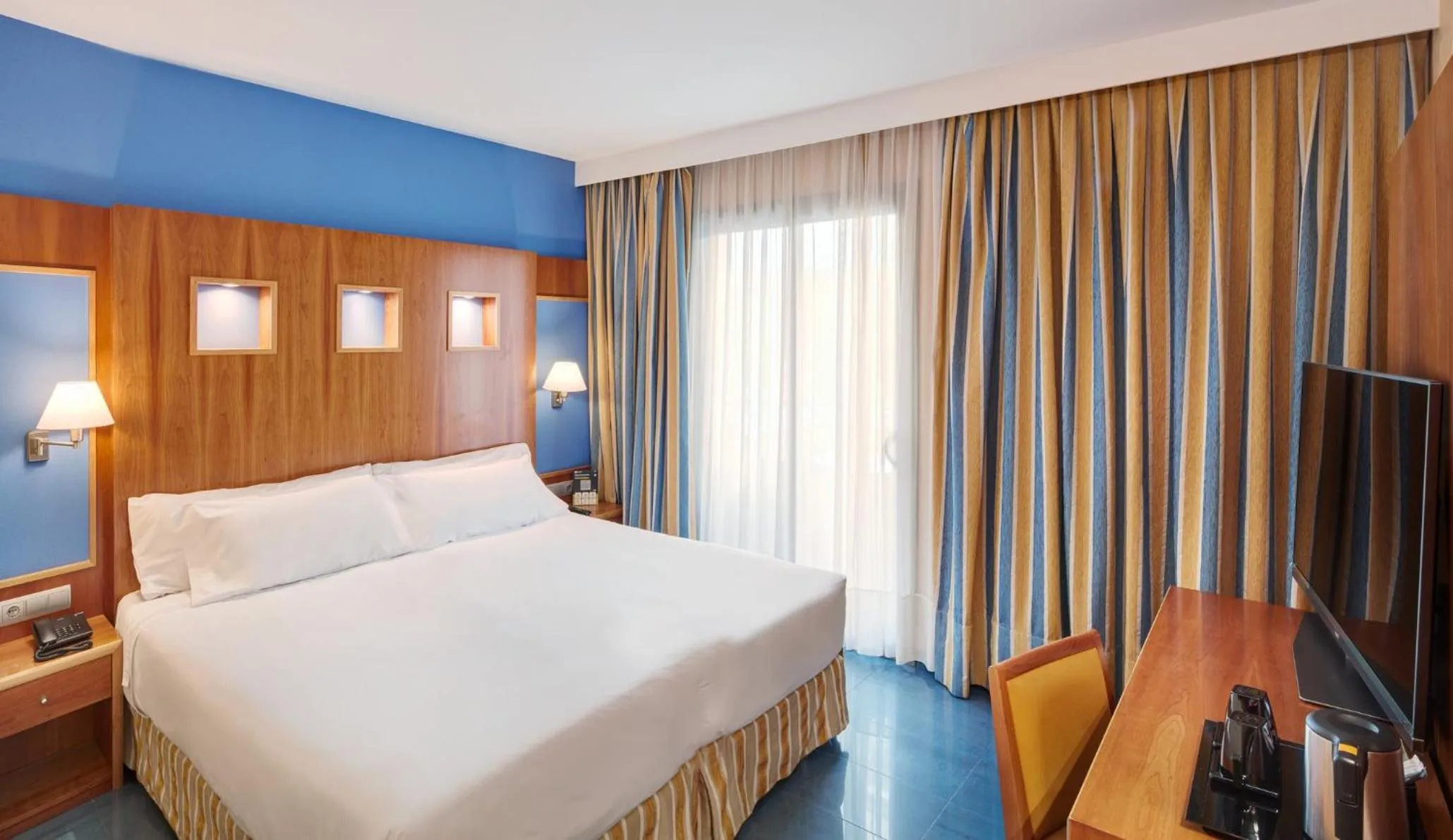 Photo of the whole room, Bed in Sercotel Kalma Sitges
