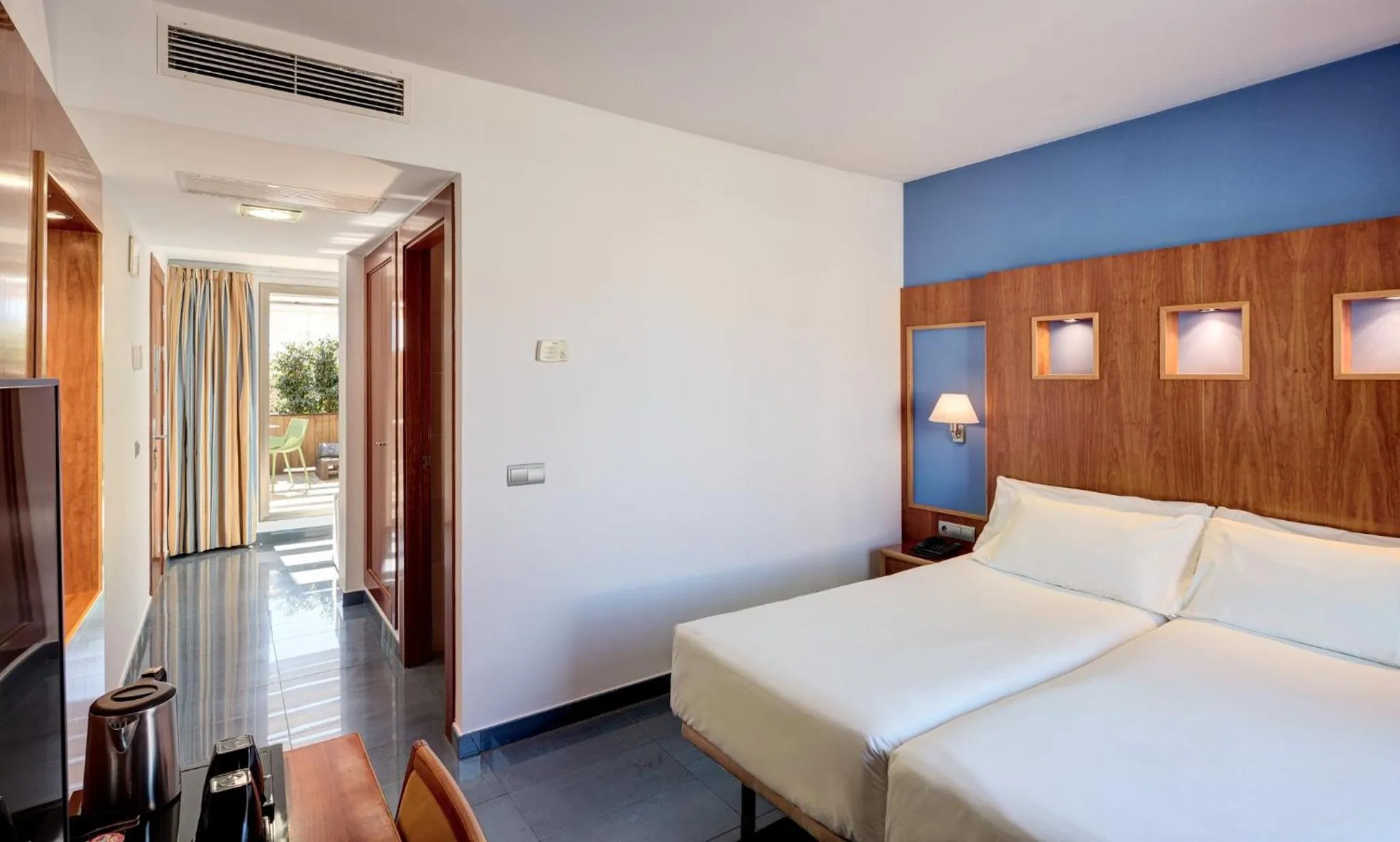 Photo of the whole room, Bed in Sercotel Kalma Sitges