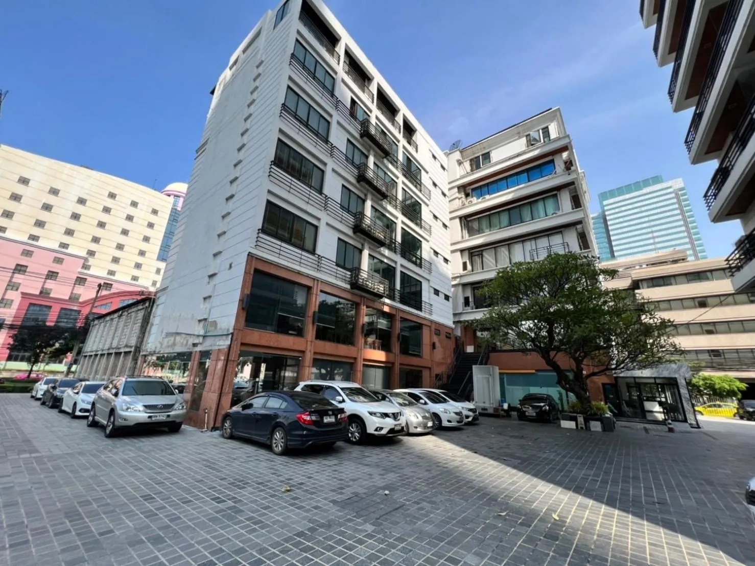 Property building in Sukhothai Hotel and Residence Ratchada