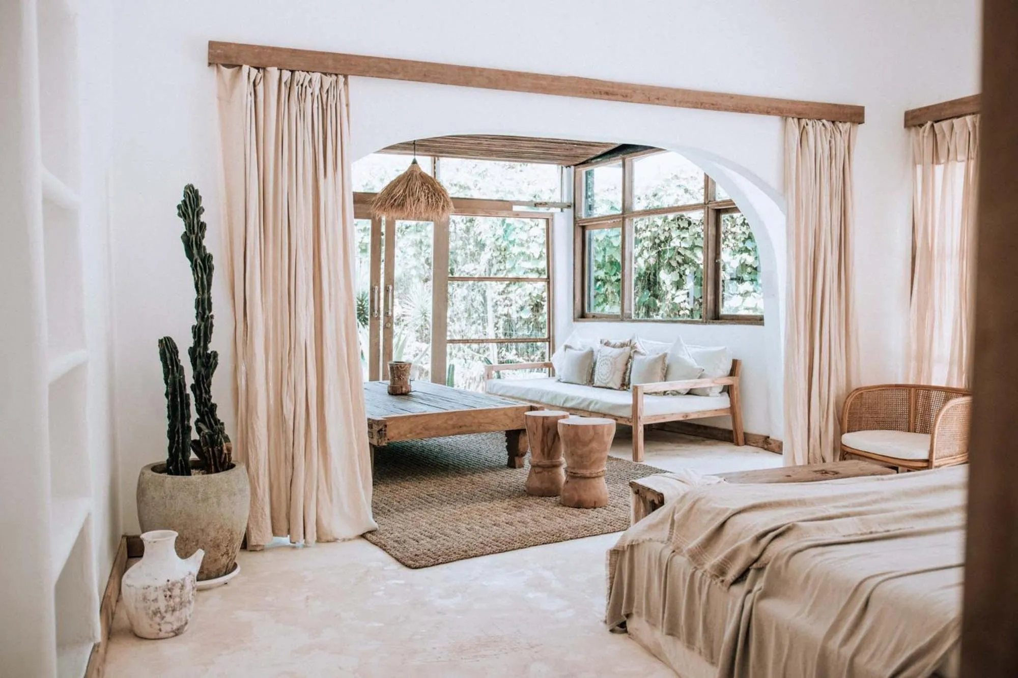 Living room, Bed in Hotel Sages