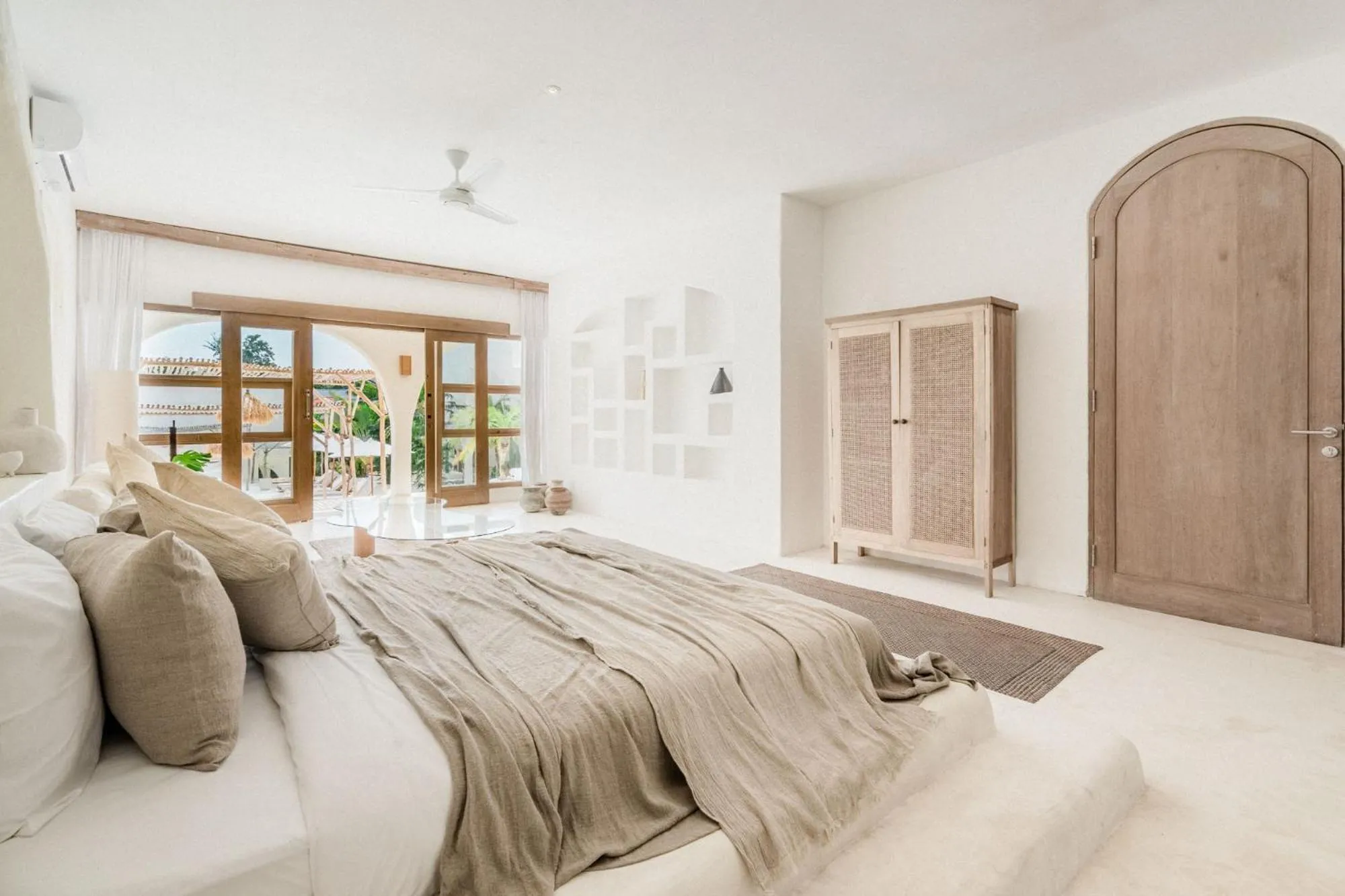 Living room, Bed in Hotel Sages