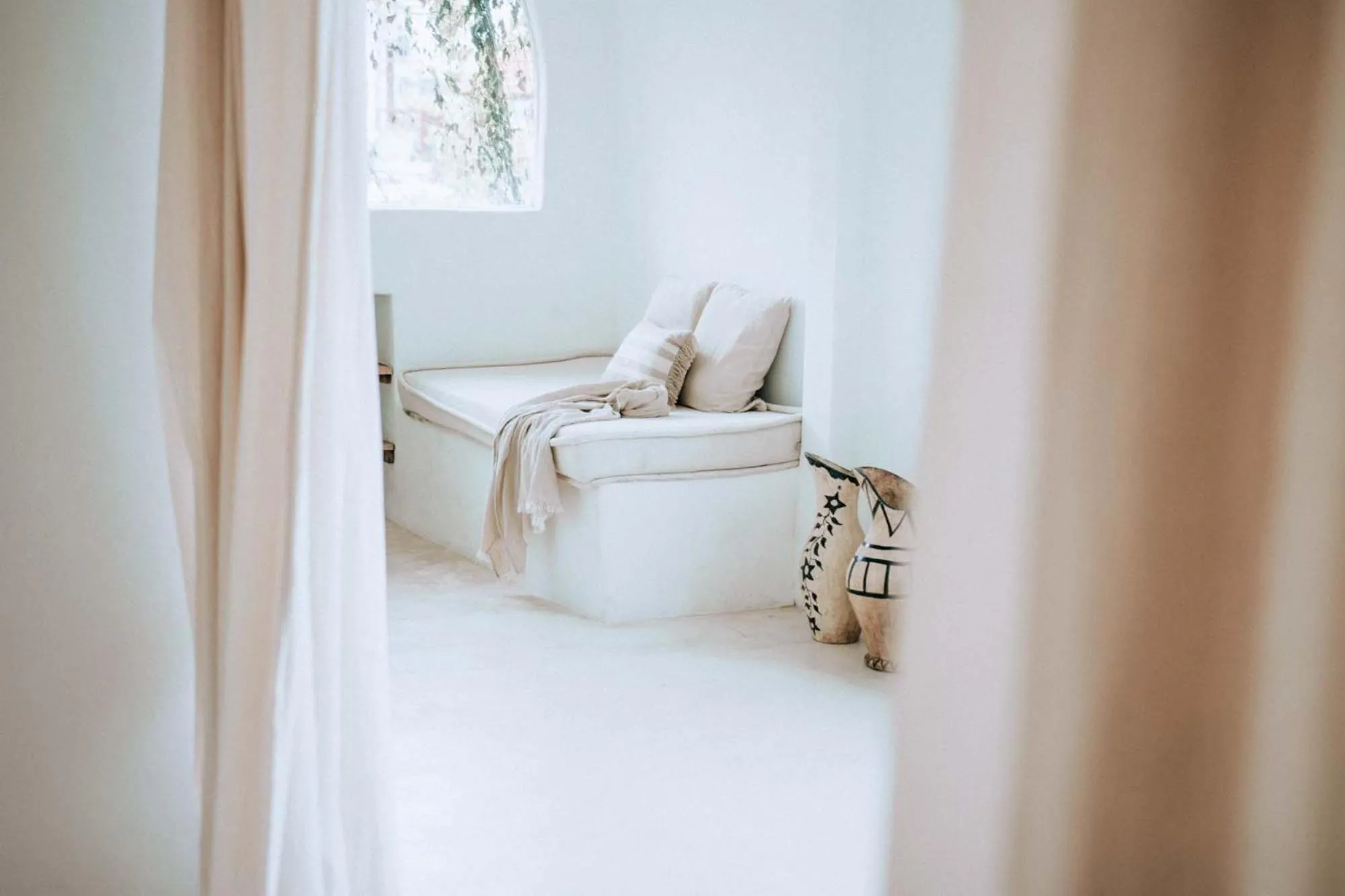 Living room, Bed in Hotel Sages