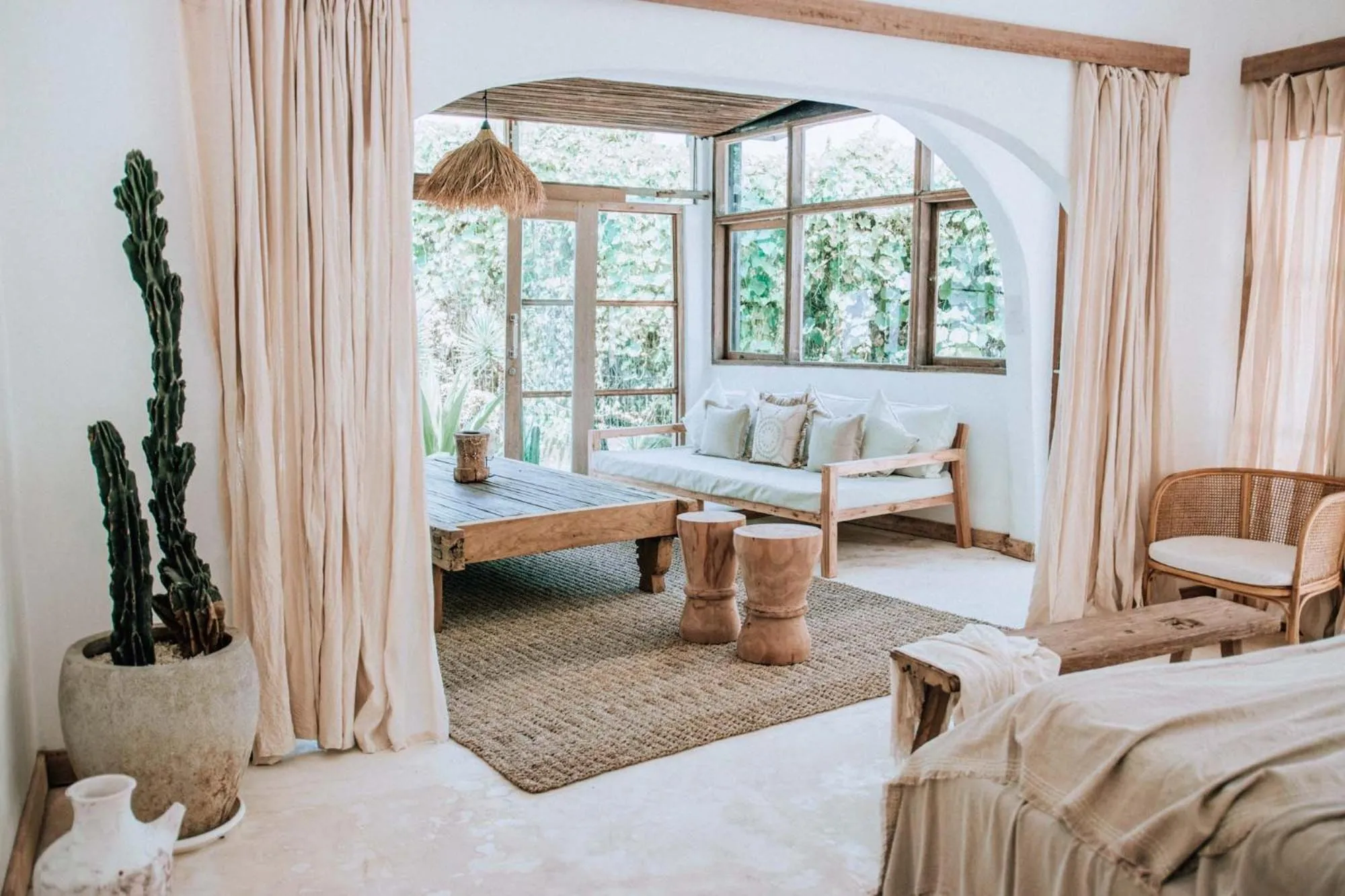 Living room, Bed in Hotel Sages