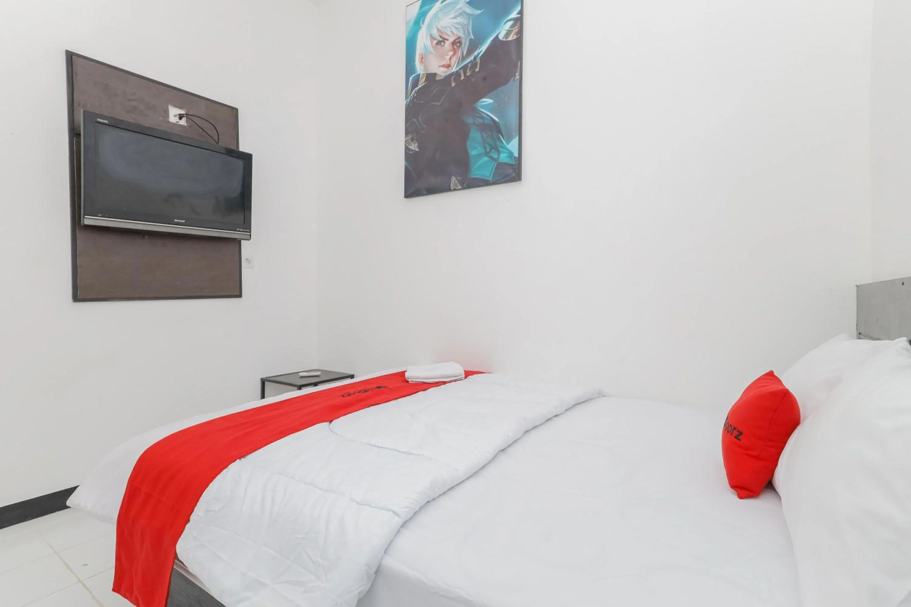 Bedroom, Bed in RedDoorz near Mayapada Hospital Surabaya