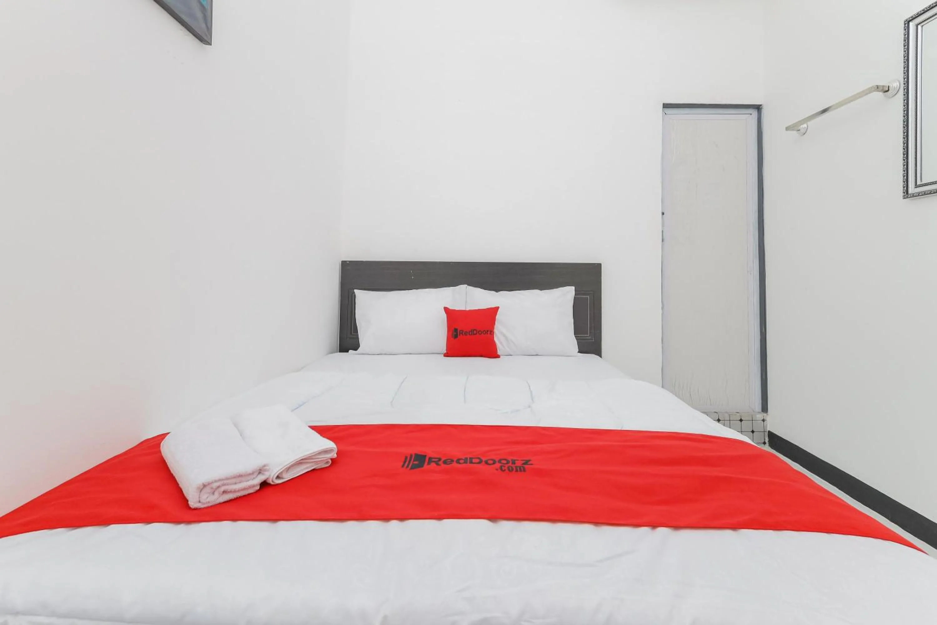 Bedroom, Bed in RedDoorz near Mayapada Hospital Surabaya