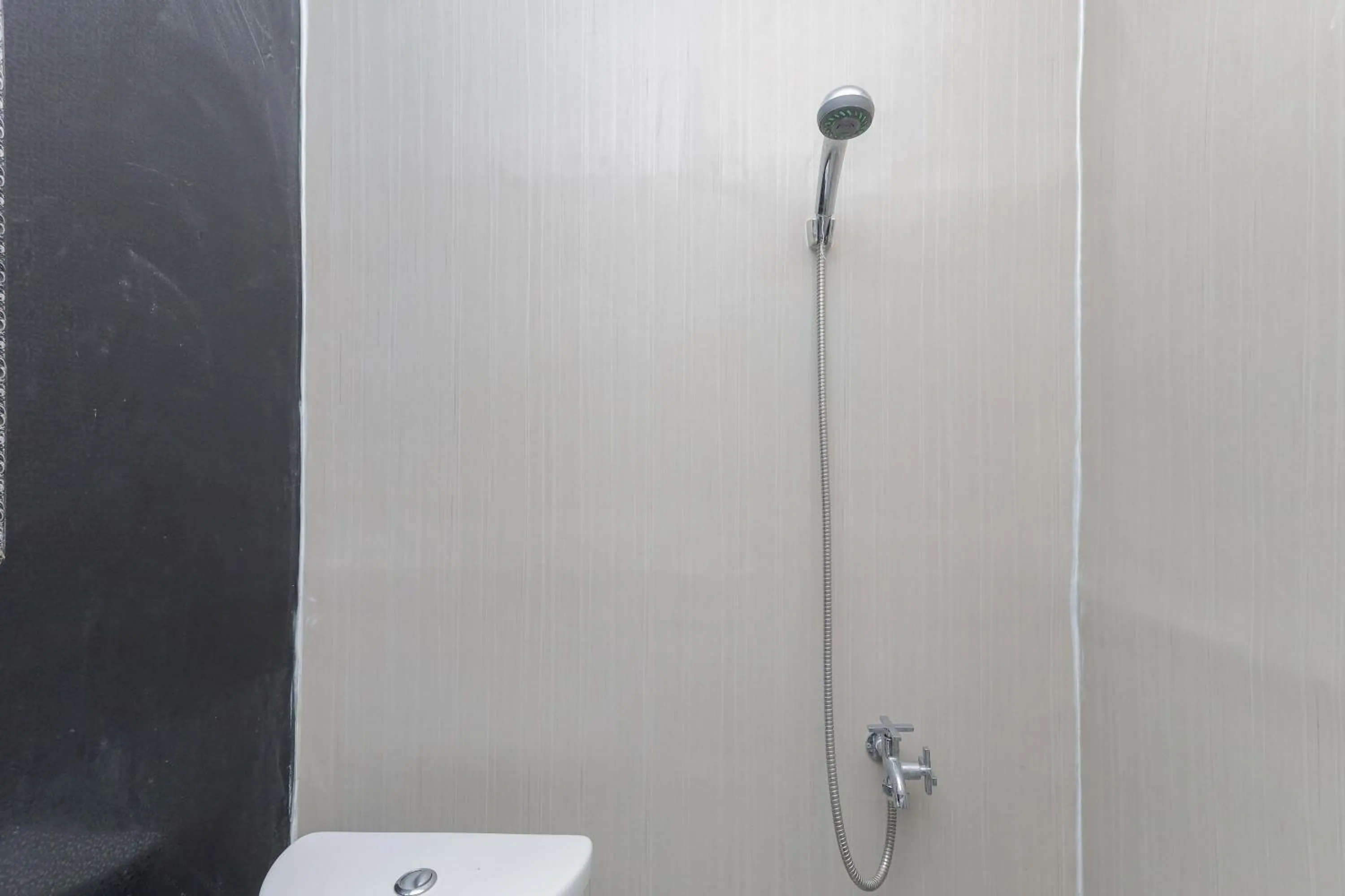 Bathroom in RedDoorz near Mayapada Hospital Surabaya