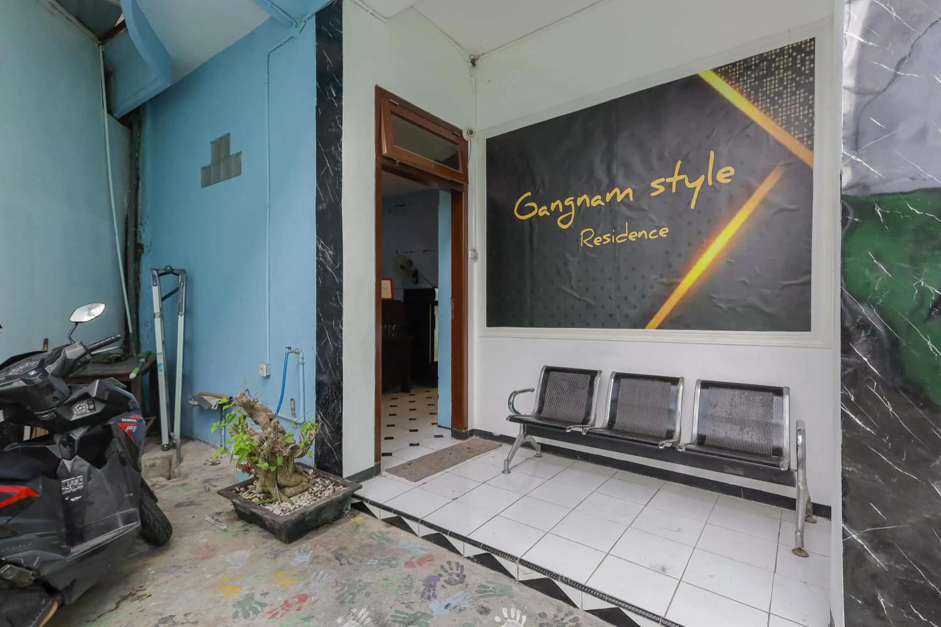 Seating area in RedDoorz near Mayapada Hospital Surabaya