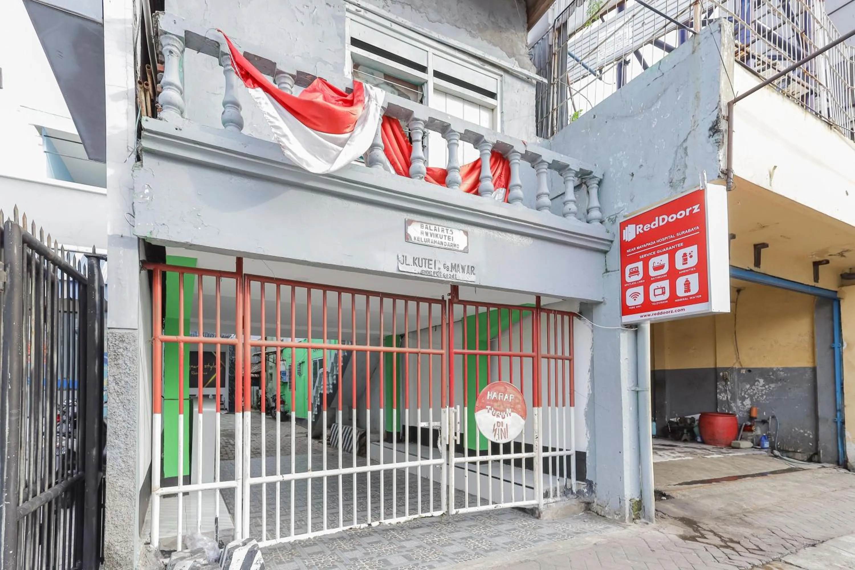 Property building in RedDoorz near Mayapada Hospital Surabaya