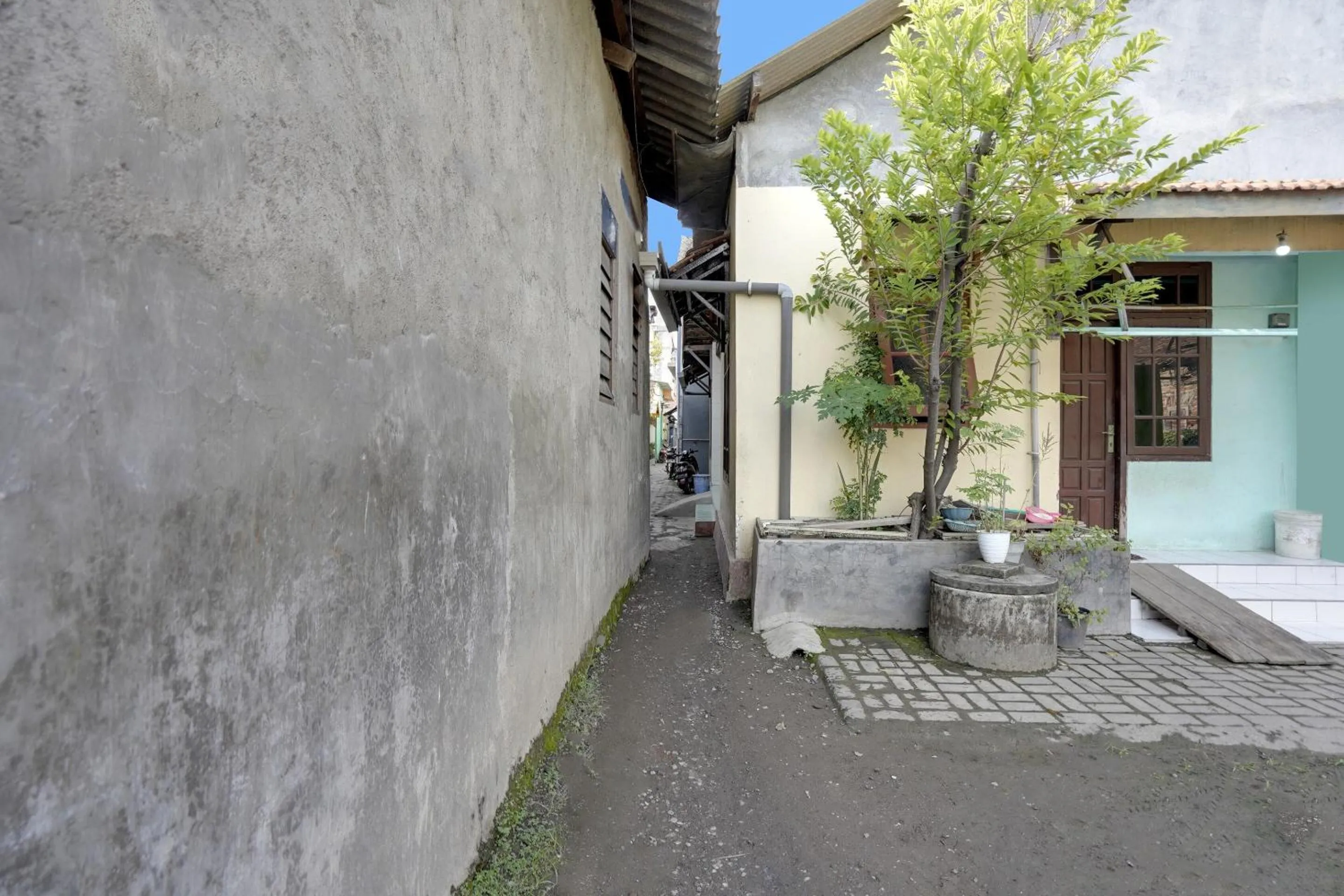 Facade/entrance in Hotel O Kost 2 Putra Syariah