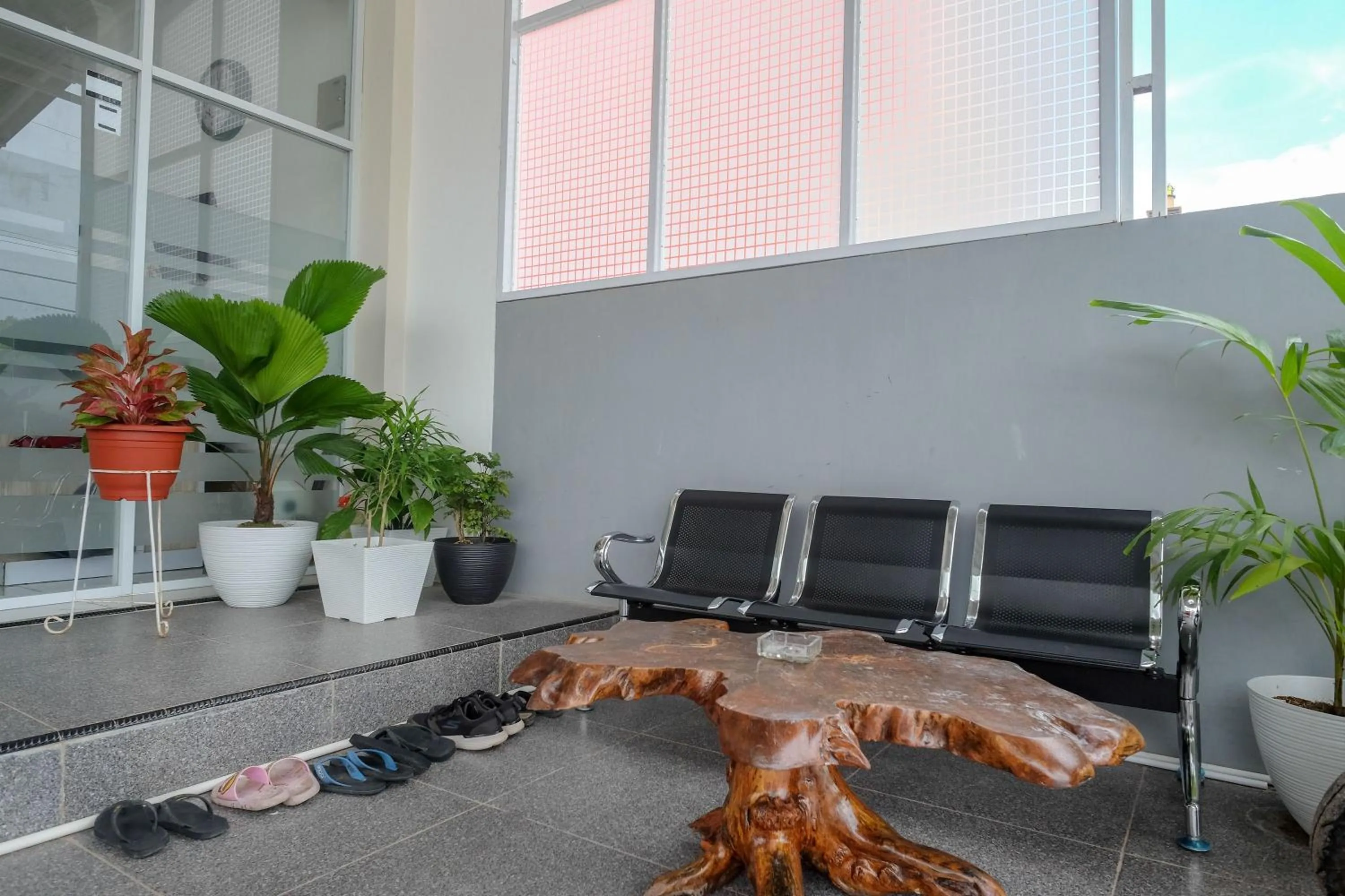 Seating area in RedDoorz Plus At Lovina Inn Tonrangeng River Side