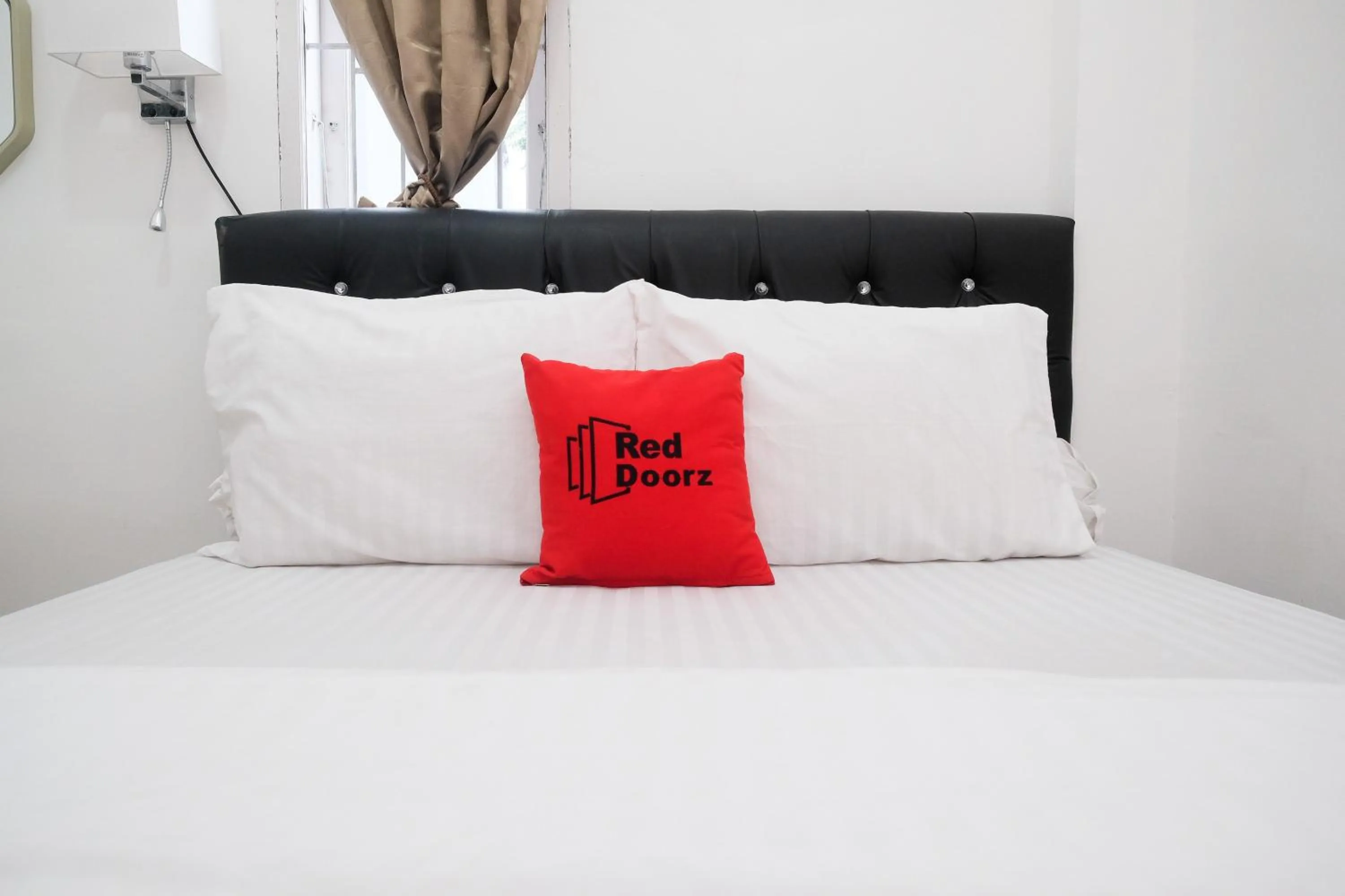 Bed in RedDoorz Plus At Lovina Inn Tonrangeng River Side