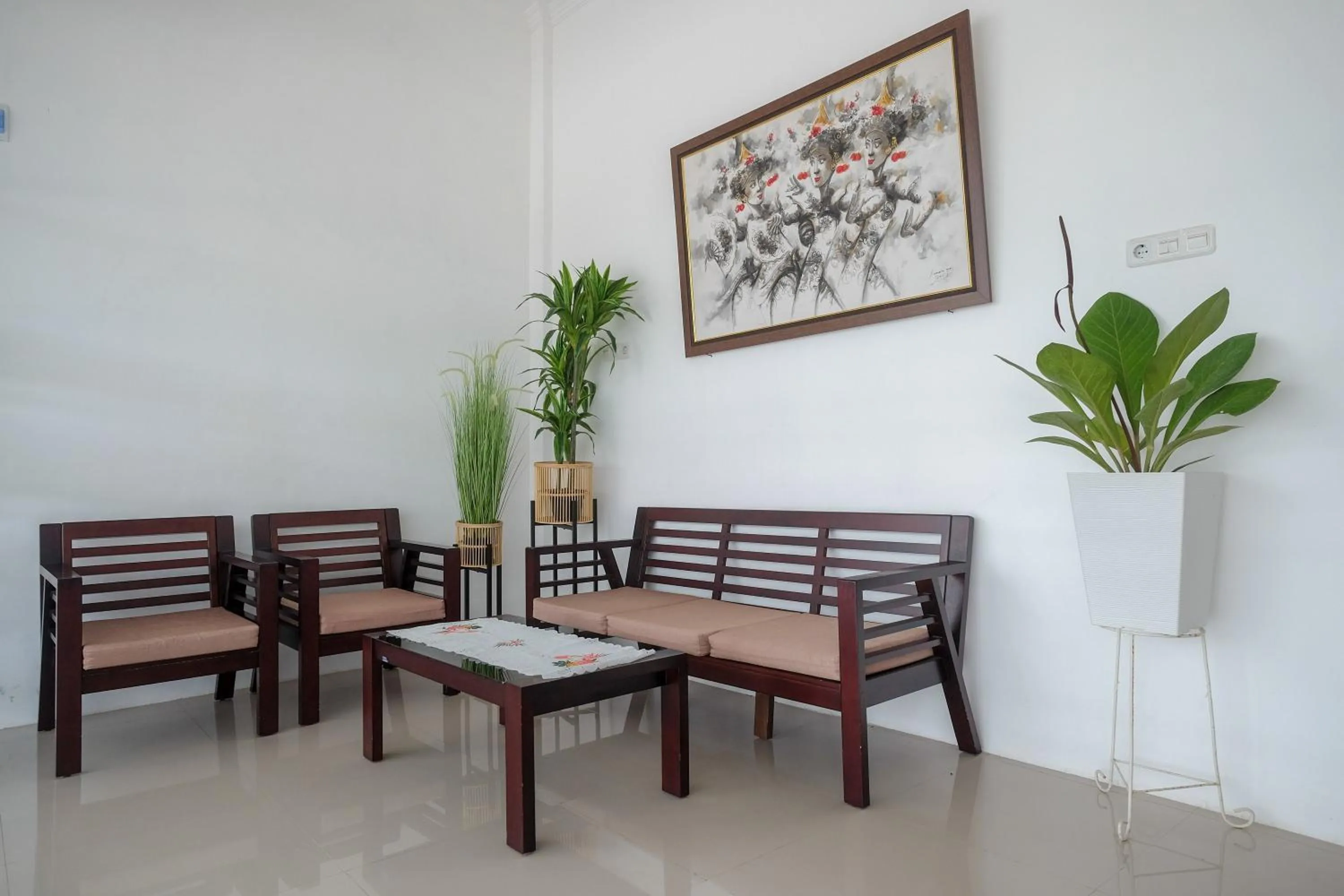 Seating area in RedDoorz Plus At Lovina Inn Tonrangeng River Side