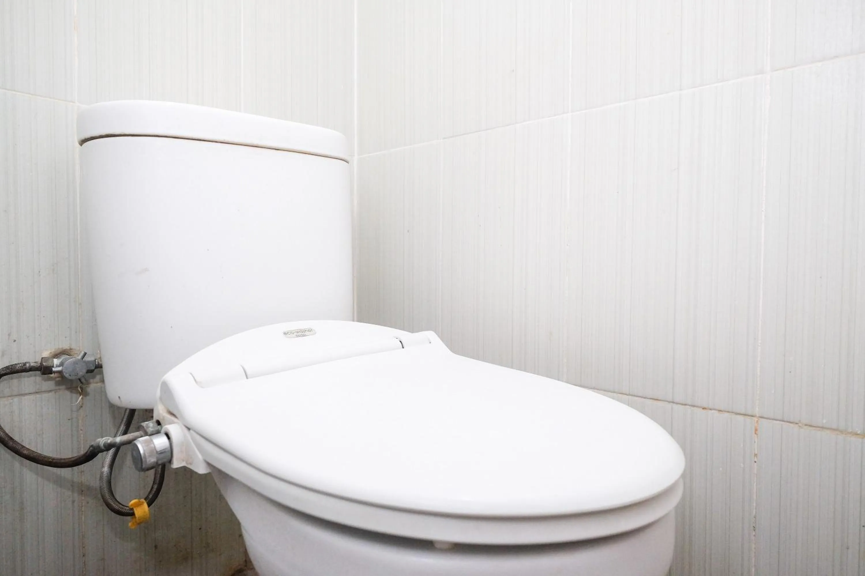 Toilet in RedDoorz Plus At Lovina Inn Tonrangeng River Side