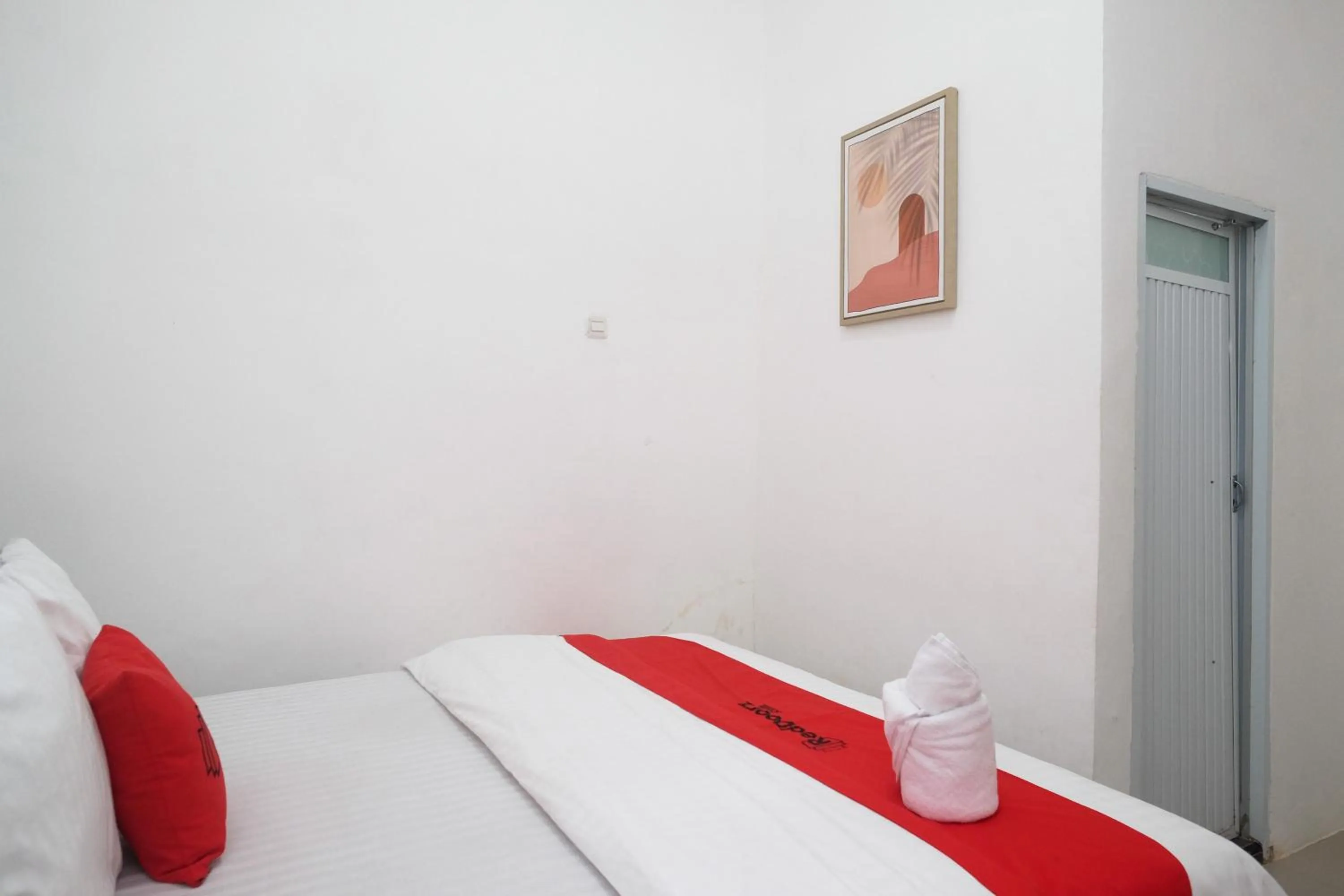 Bed in RedDoorz Plus At Lovina Inn Tonrangeng River Side