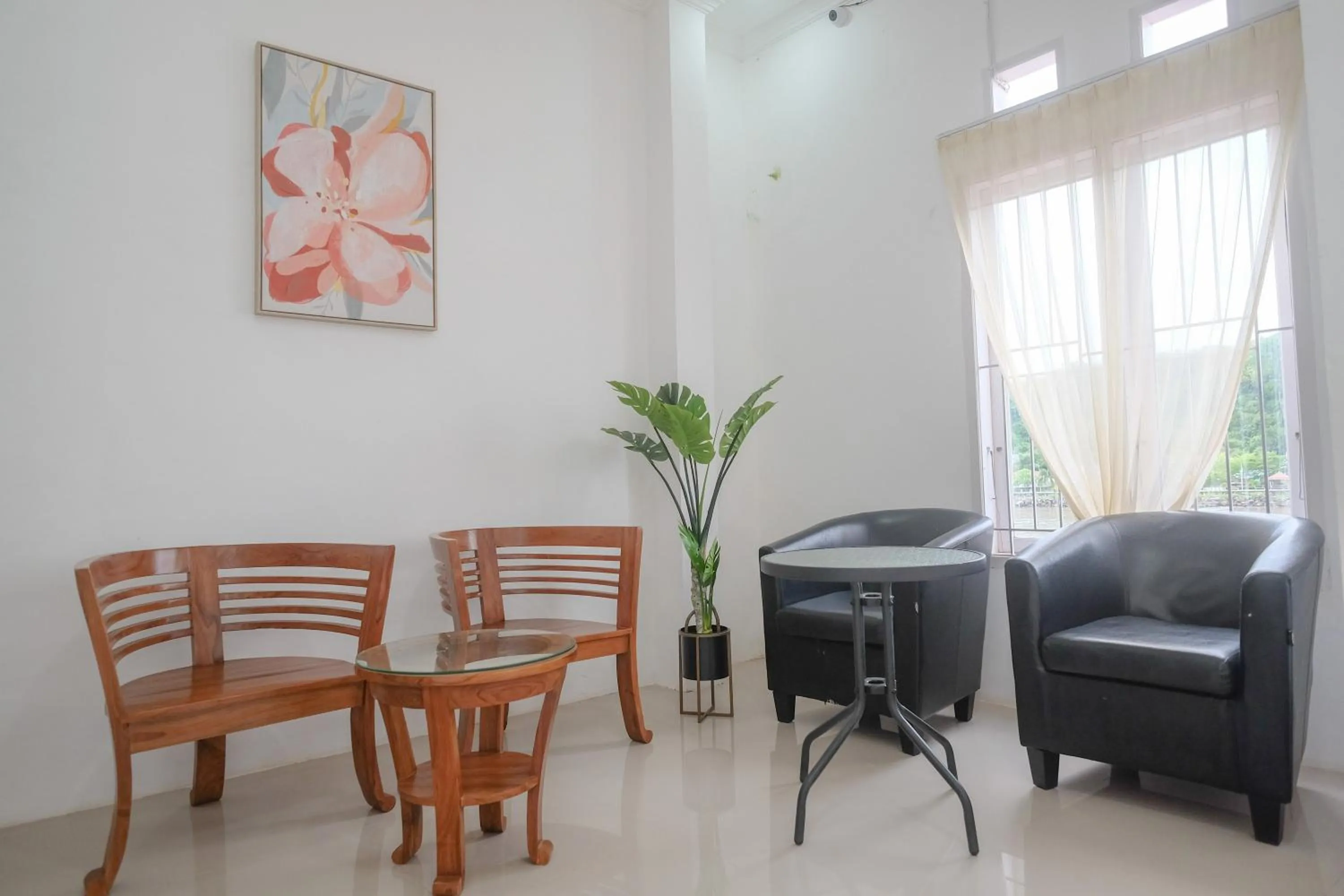 Seating area in RedDoorz Plus At Lovina Inn Tonrangeng River Side