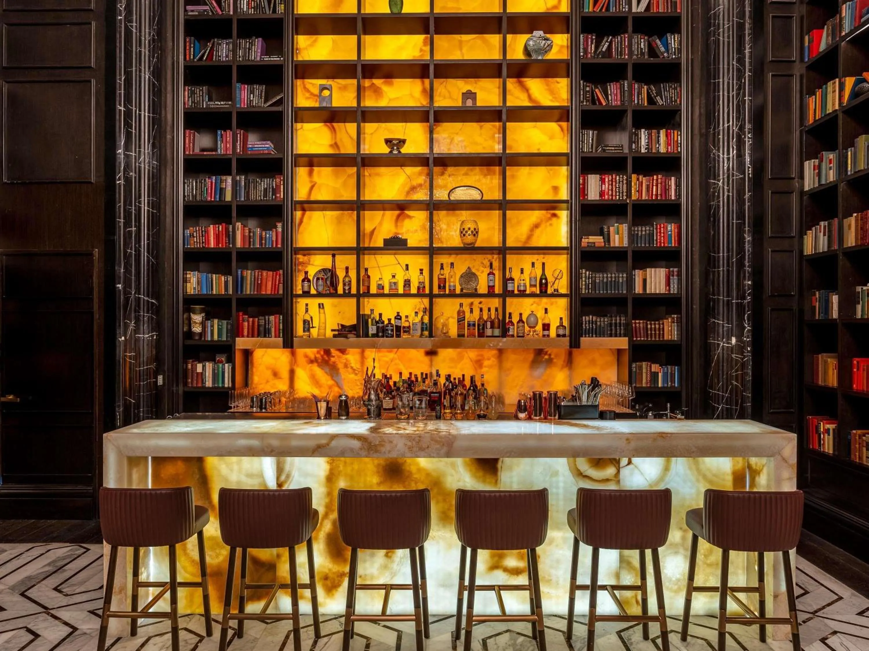 Lounge or bar in Raffles Doha