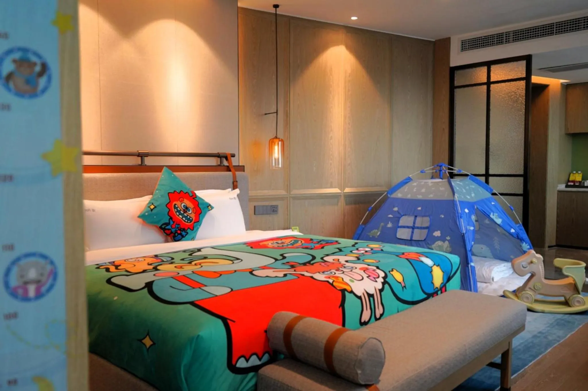 Photo of the whole room, Bed in Holiday Inn Zhuhai City Center by IHG