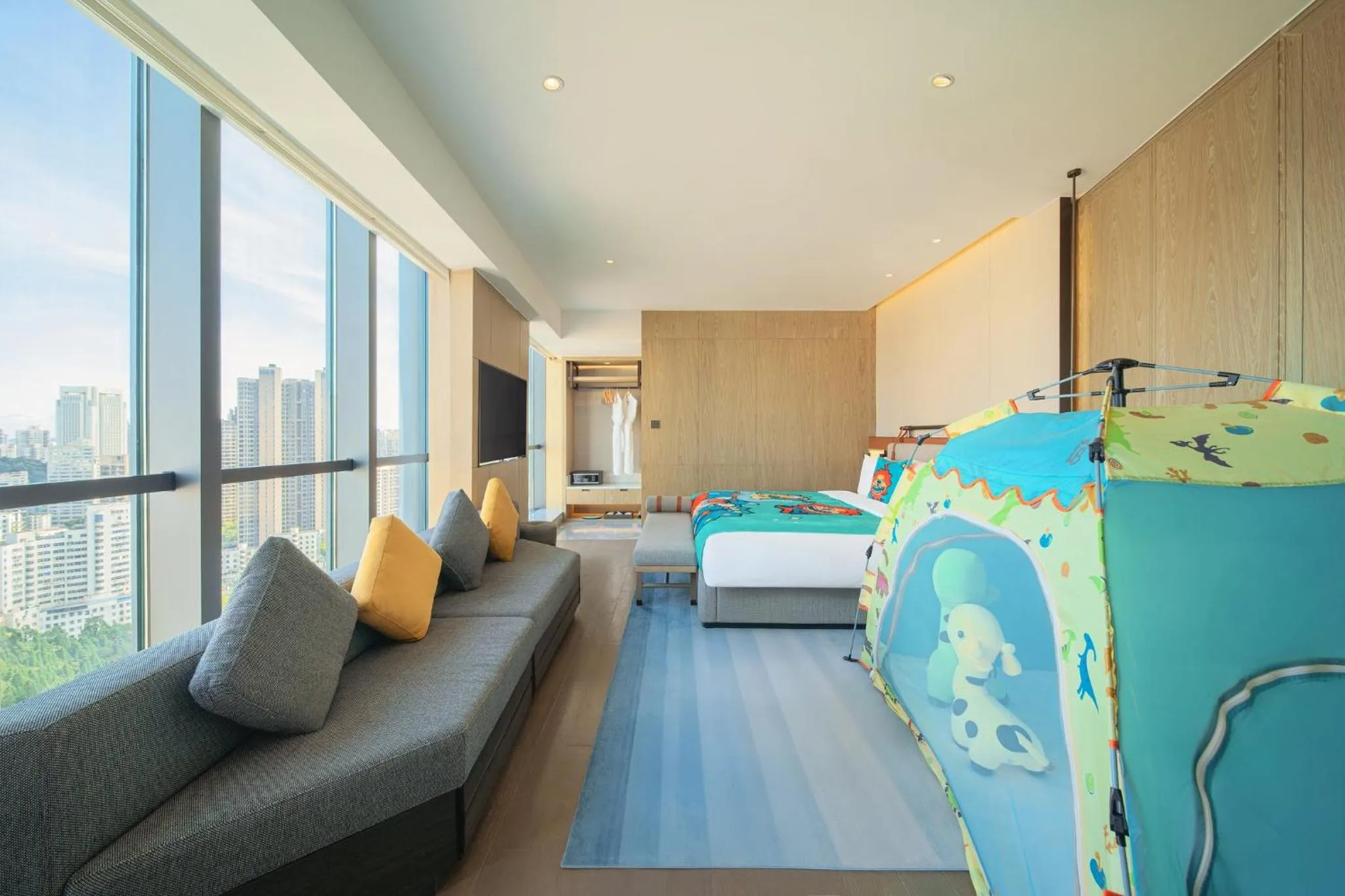 Photo of the whole room, Bed in Holiday Inn Zhuhai City Center by IHG