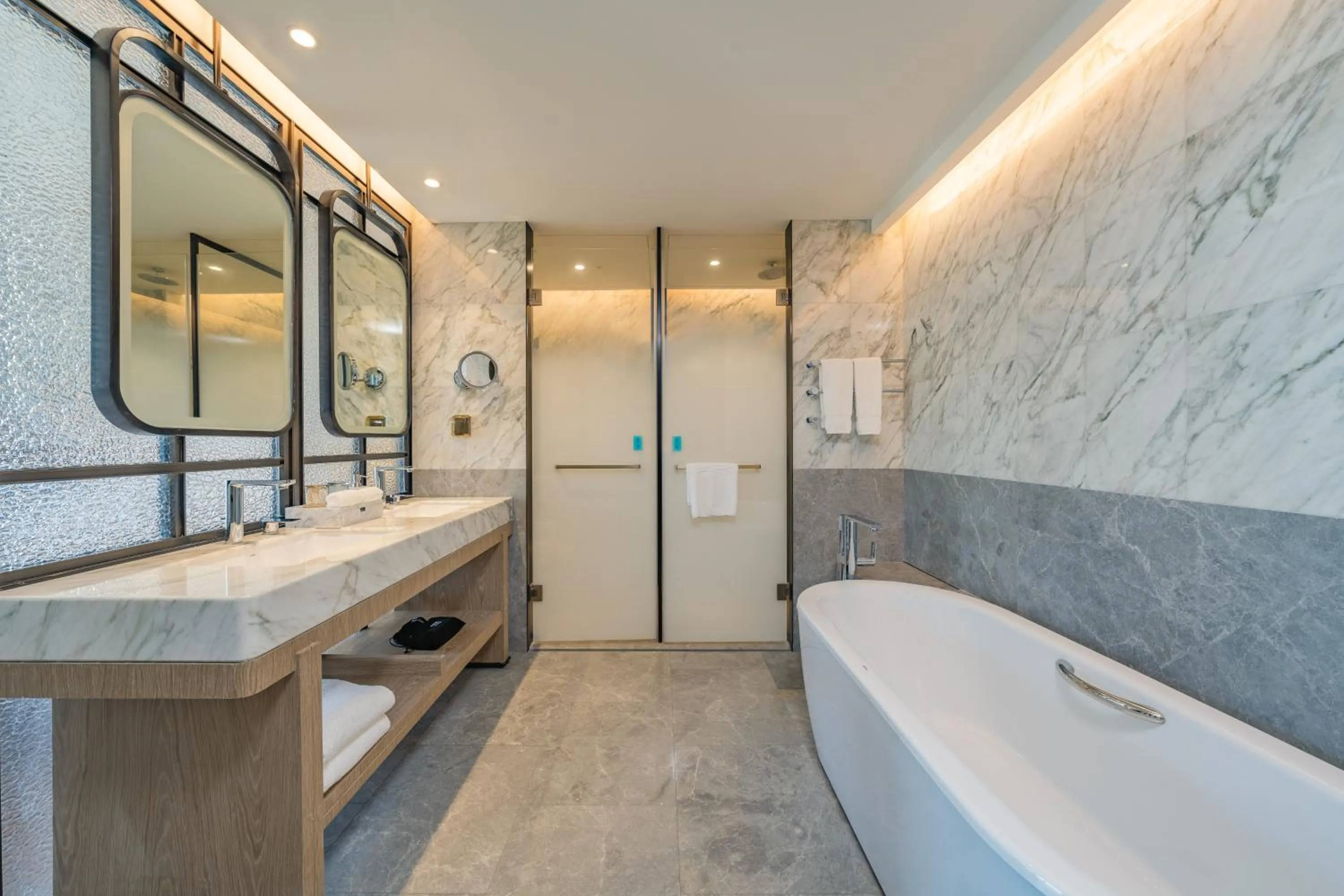 Shower in Holiday Inn Zhuhai City Center by IHG