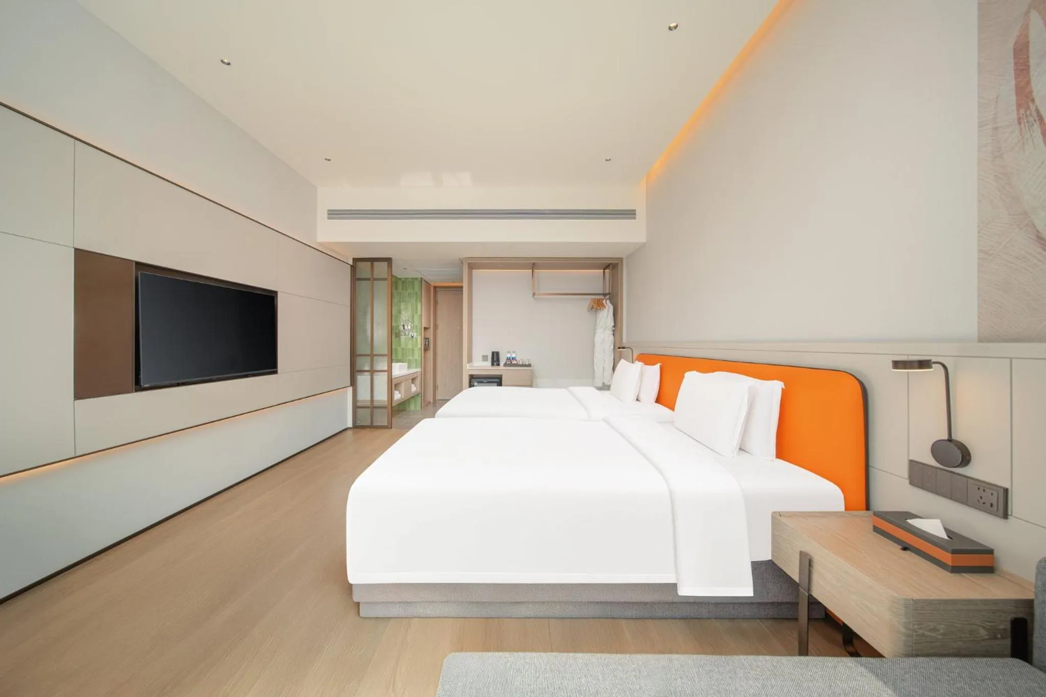 Photo of the whole room, Bed in Holiday Inn Zhuhai City Center by IHG