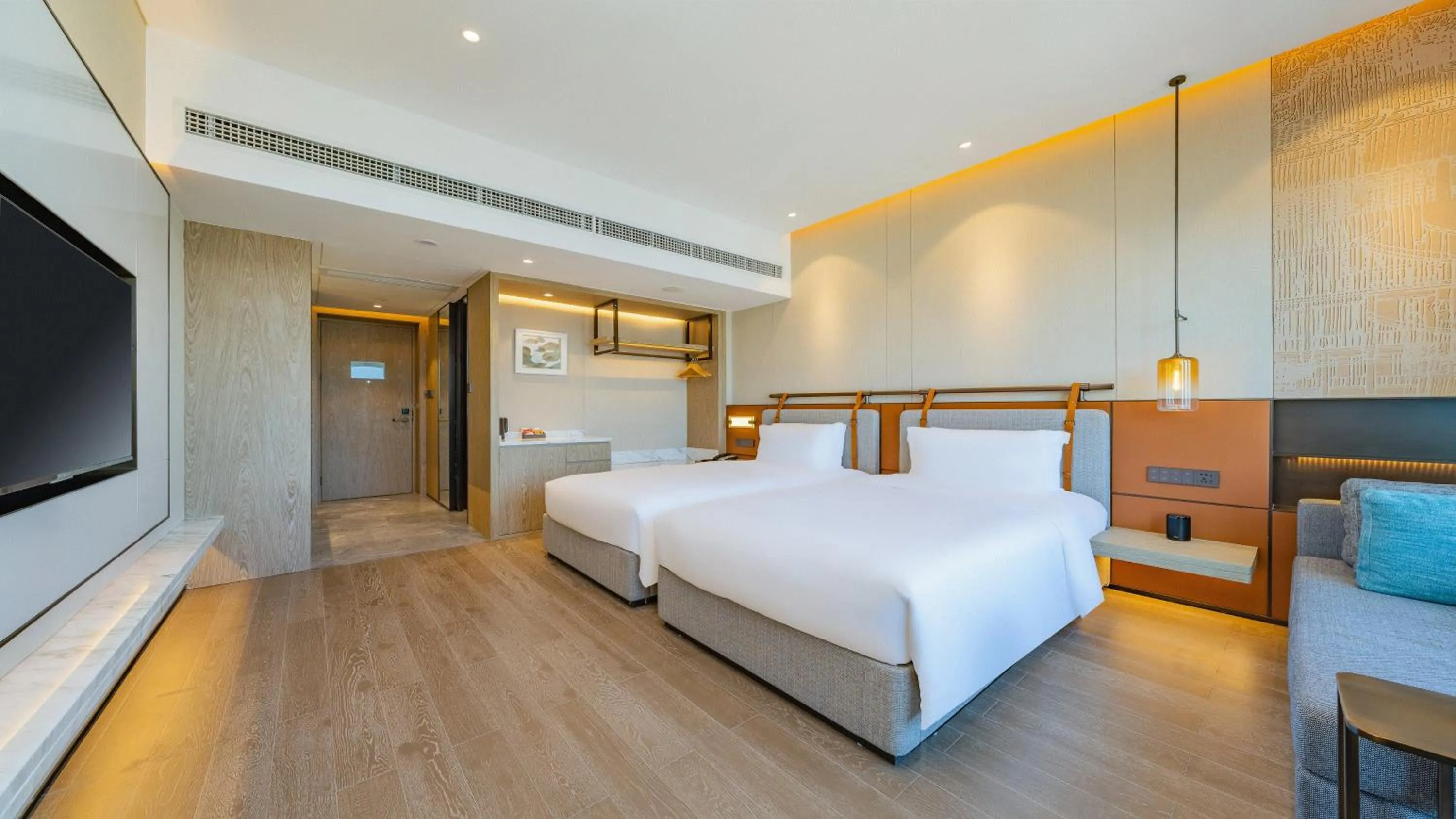 Photo of the whole room, Bed in Holiday Inn Zhuhai City Center by IHG